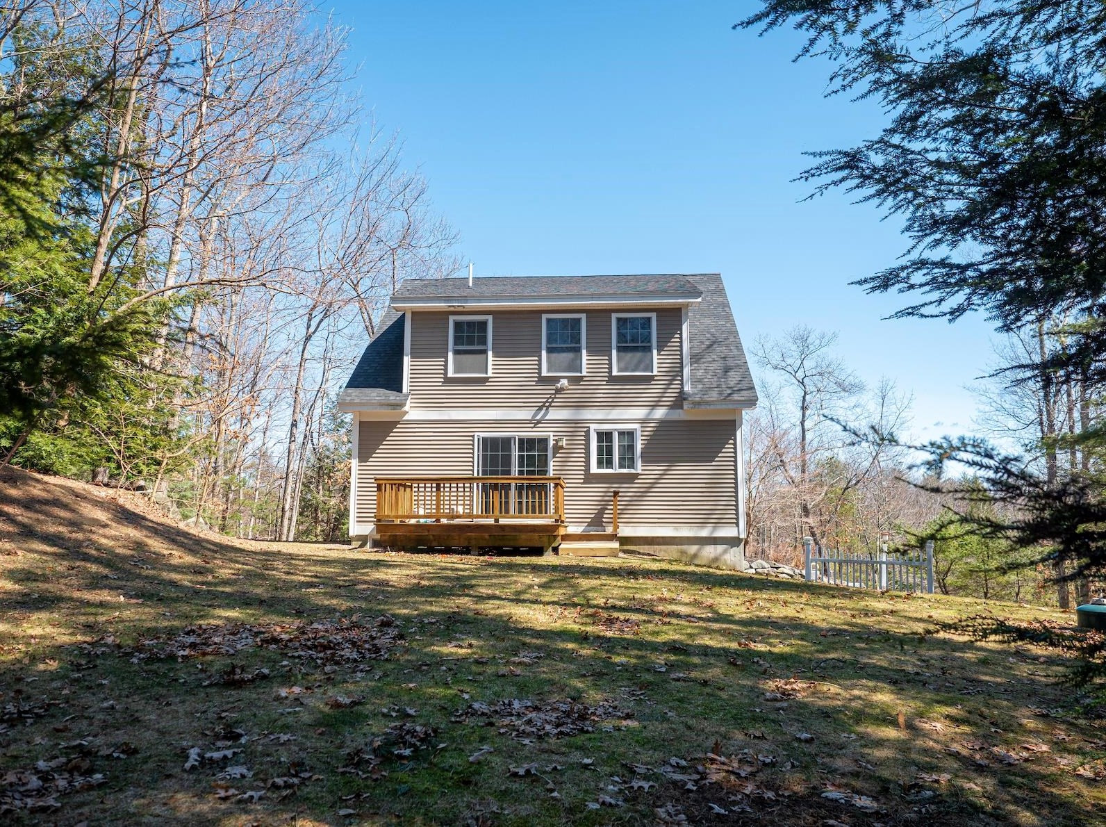 20 Woodridge Ln, Kensington, NH 03833-7513