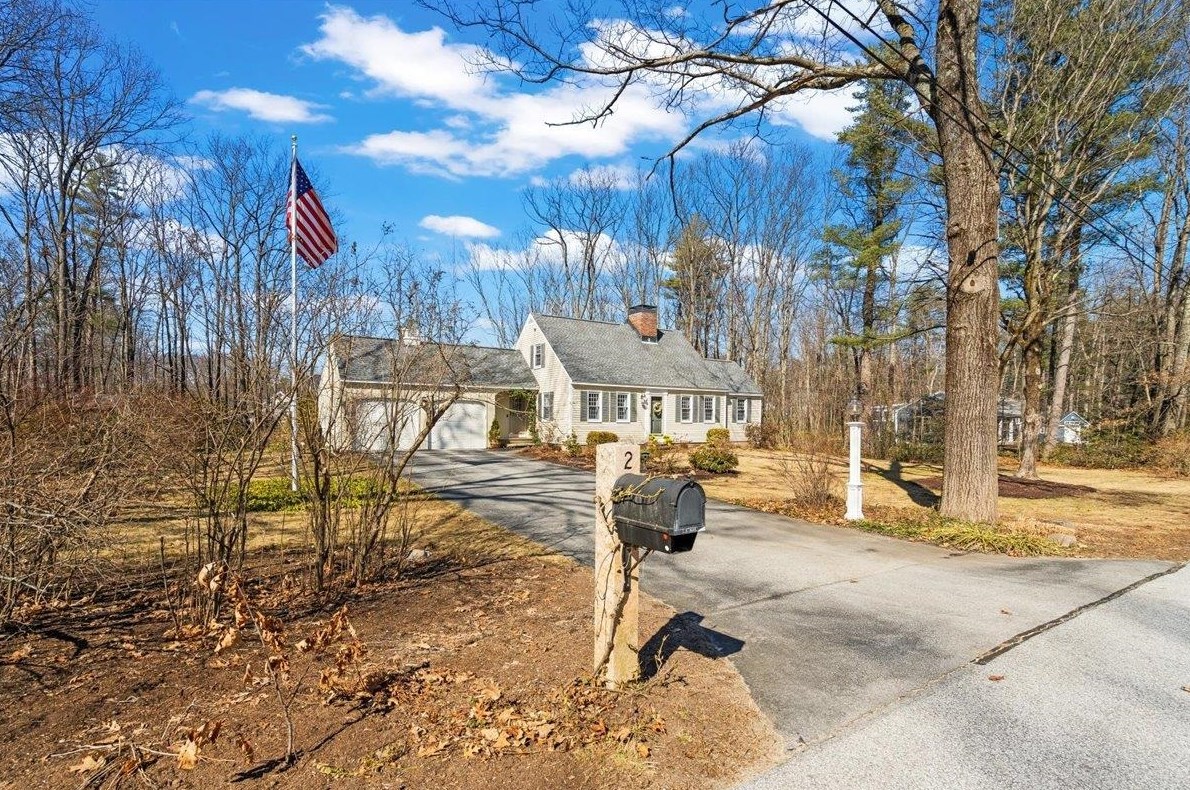 2 Steppingstone Rd, Manchester, NH 03110-5736