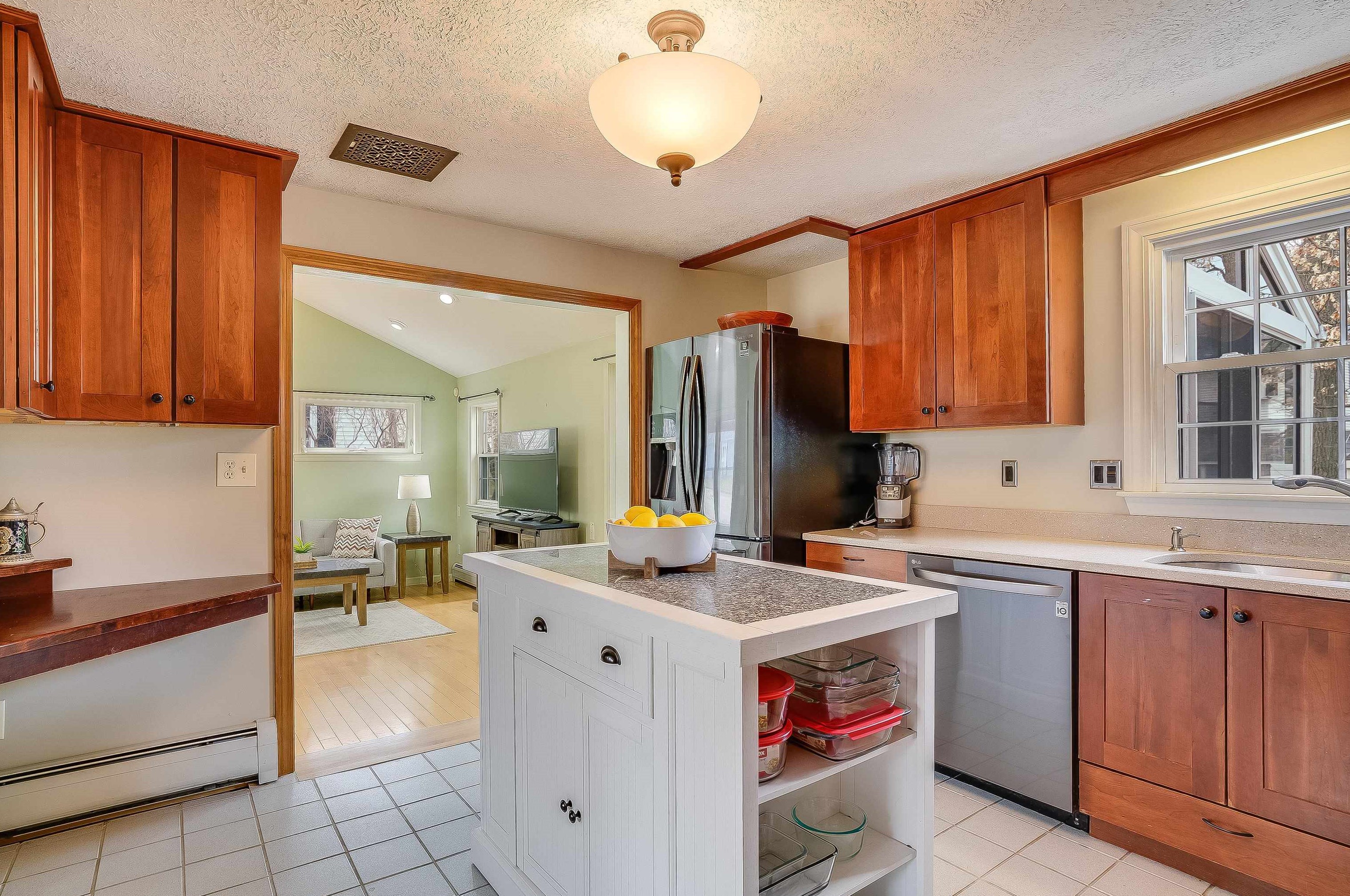 426 Medford St, Manchester NH  03109-4528 exterior