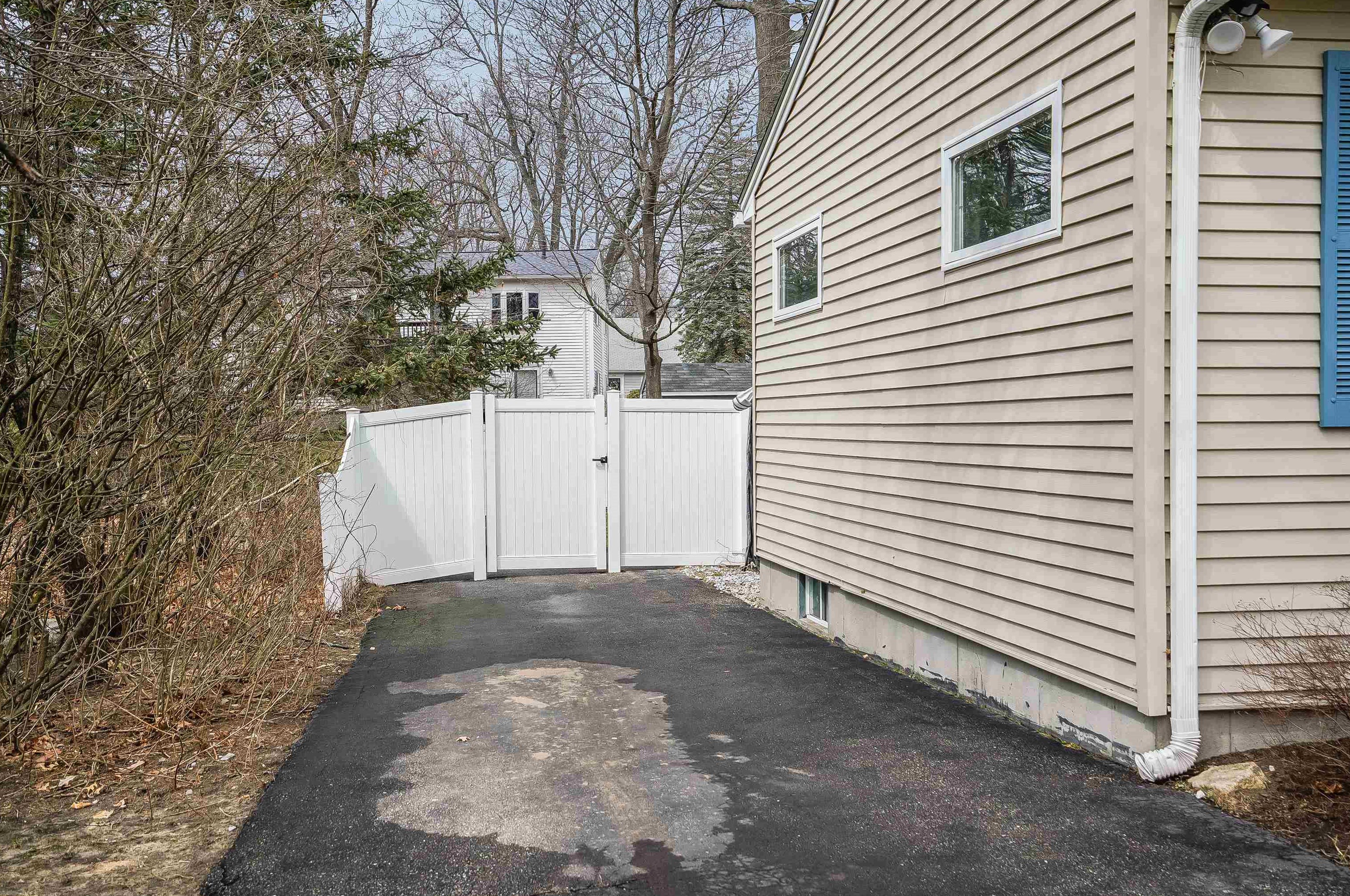 426 Medford St, Manchester NH  03109-4528 exterior