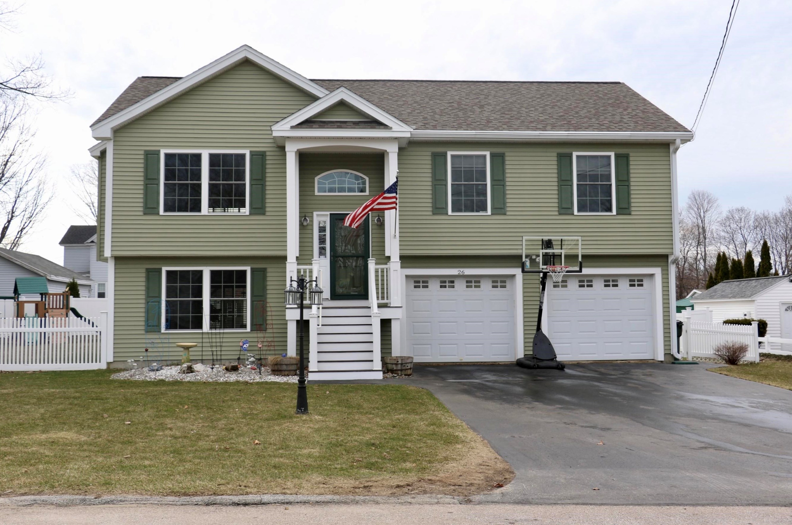 26 Woodland Ave, Manchester, NH 03109-4451