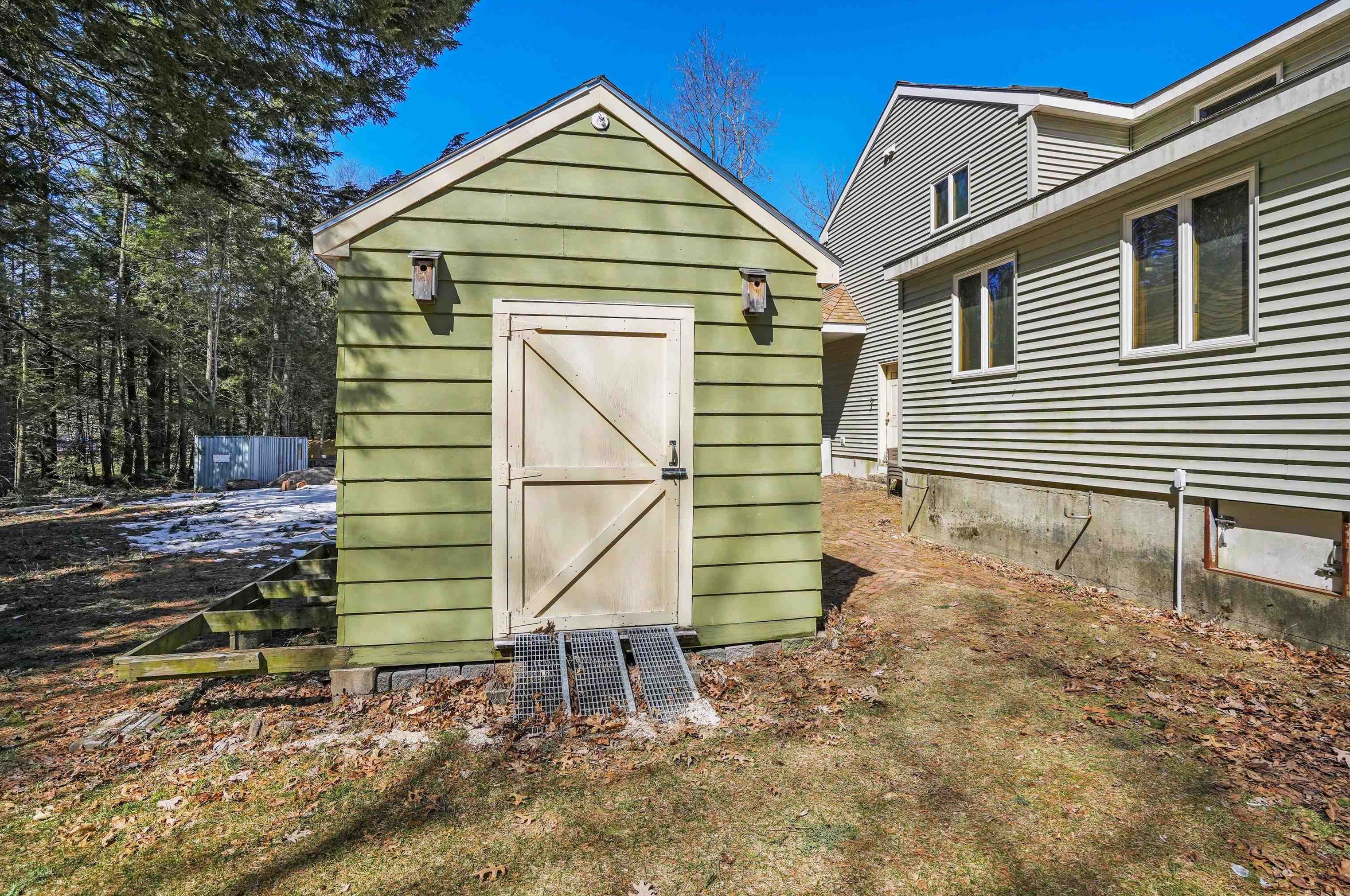 11 Courtland Ave, Hudson NH  03052-1042 exterior