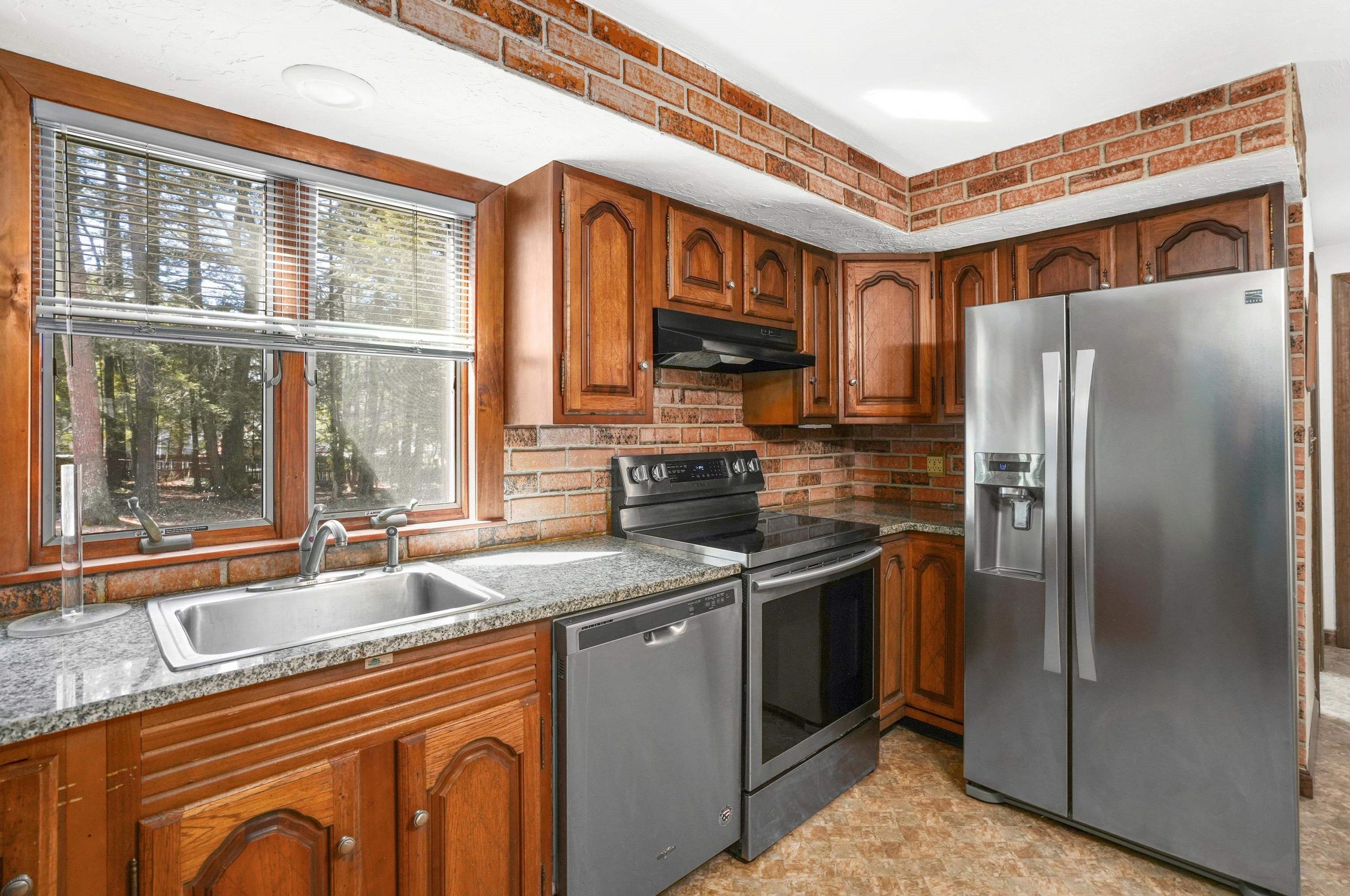 11 Courtland Ave, Hudson NH  03052-1042 exterior