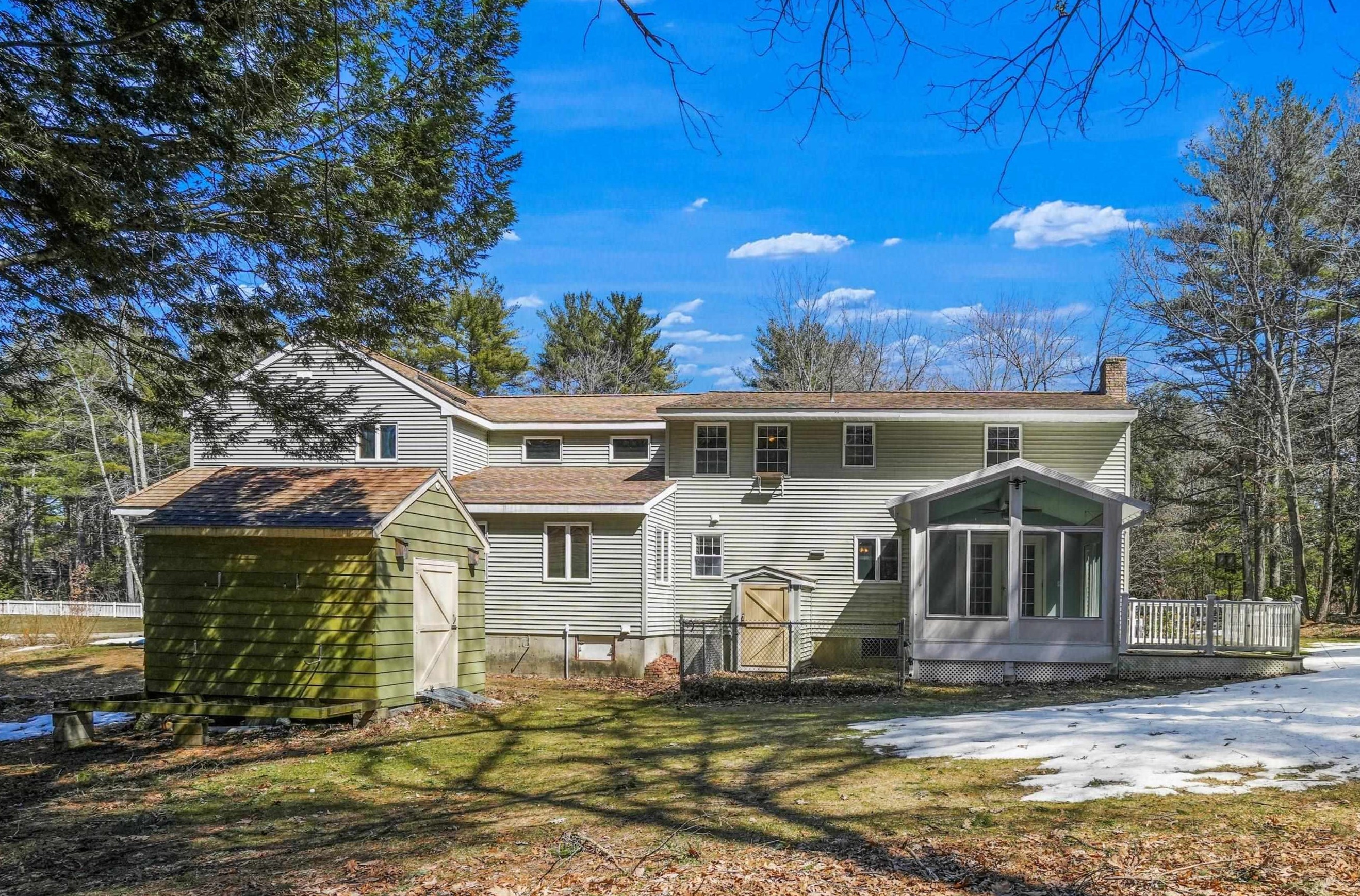 11 Courtland Ave, Hudson NH  03052-1042 exterior