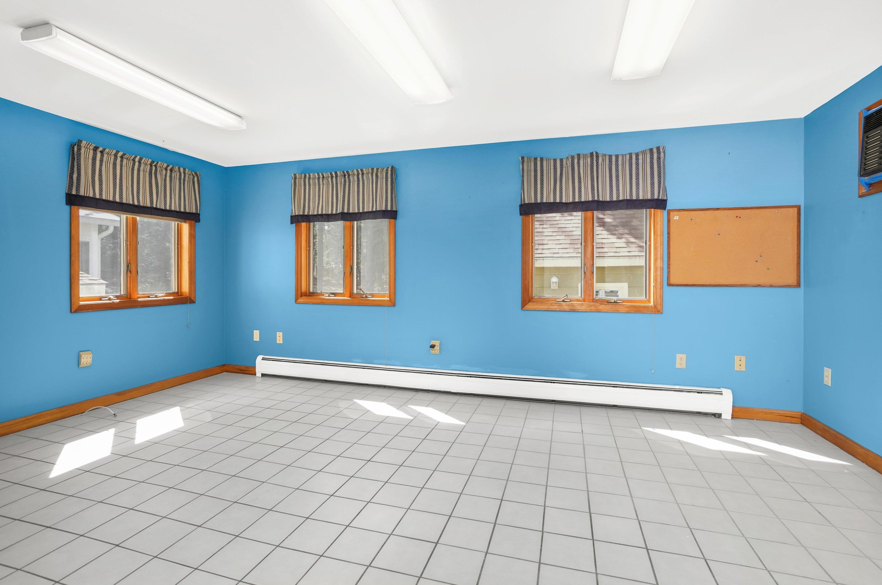 11 Courtland Ave, Hudson NH  03052-1042 exterior