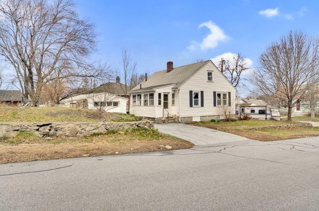 44 Cypress St, Manchester NH  03103-3714 exterior