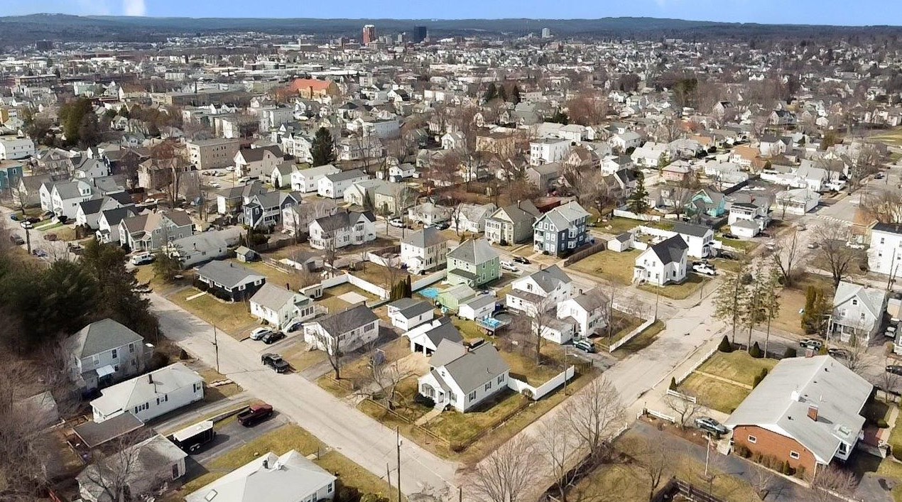 44 Cypress St, Manchester NH  03103-3714 exterior