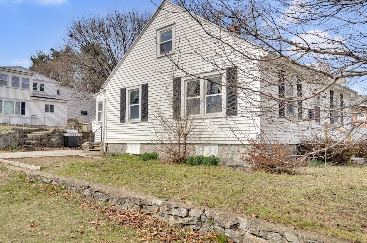 44 Cypress St, Manchester NH  03103-3714 exterior