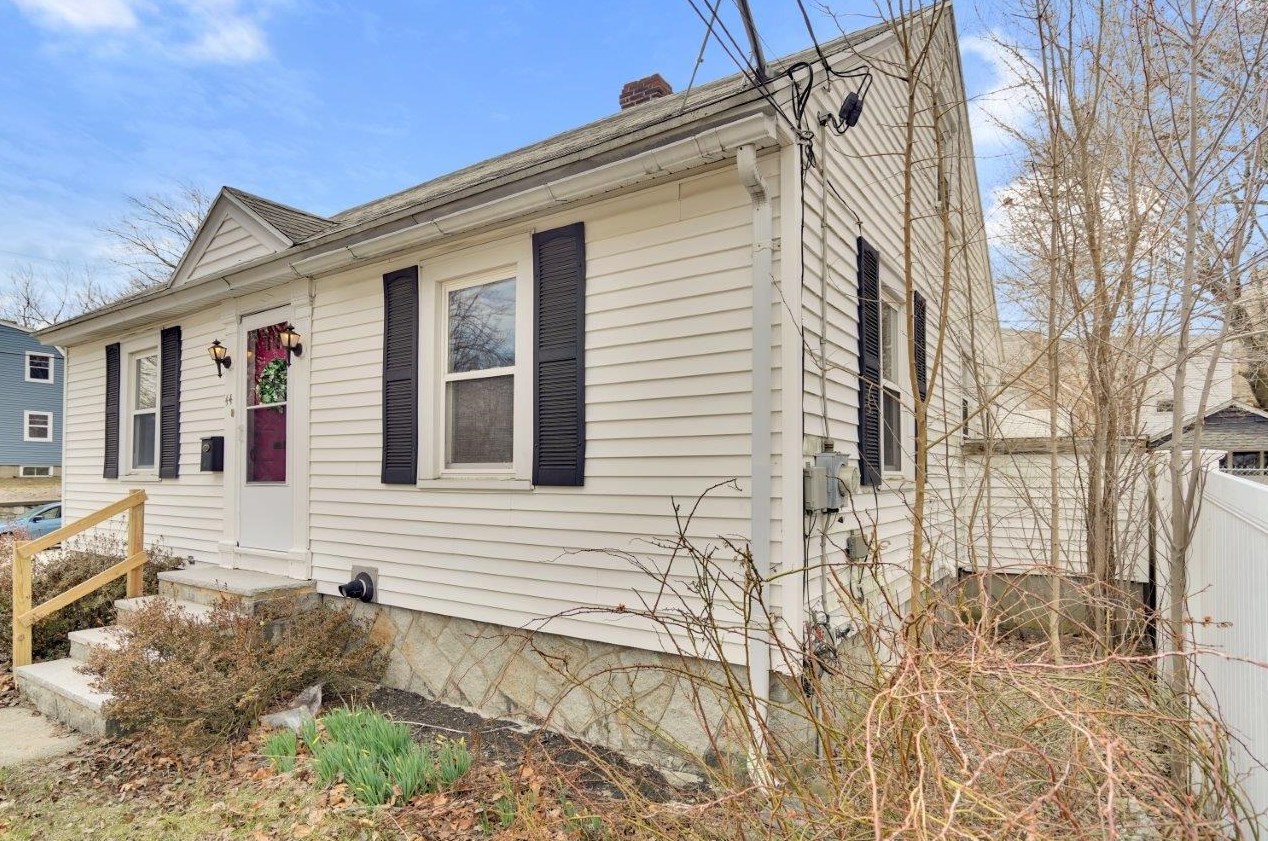 44 Cypress St, Manchester NH  03103-3714 exterior