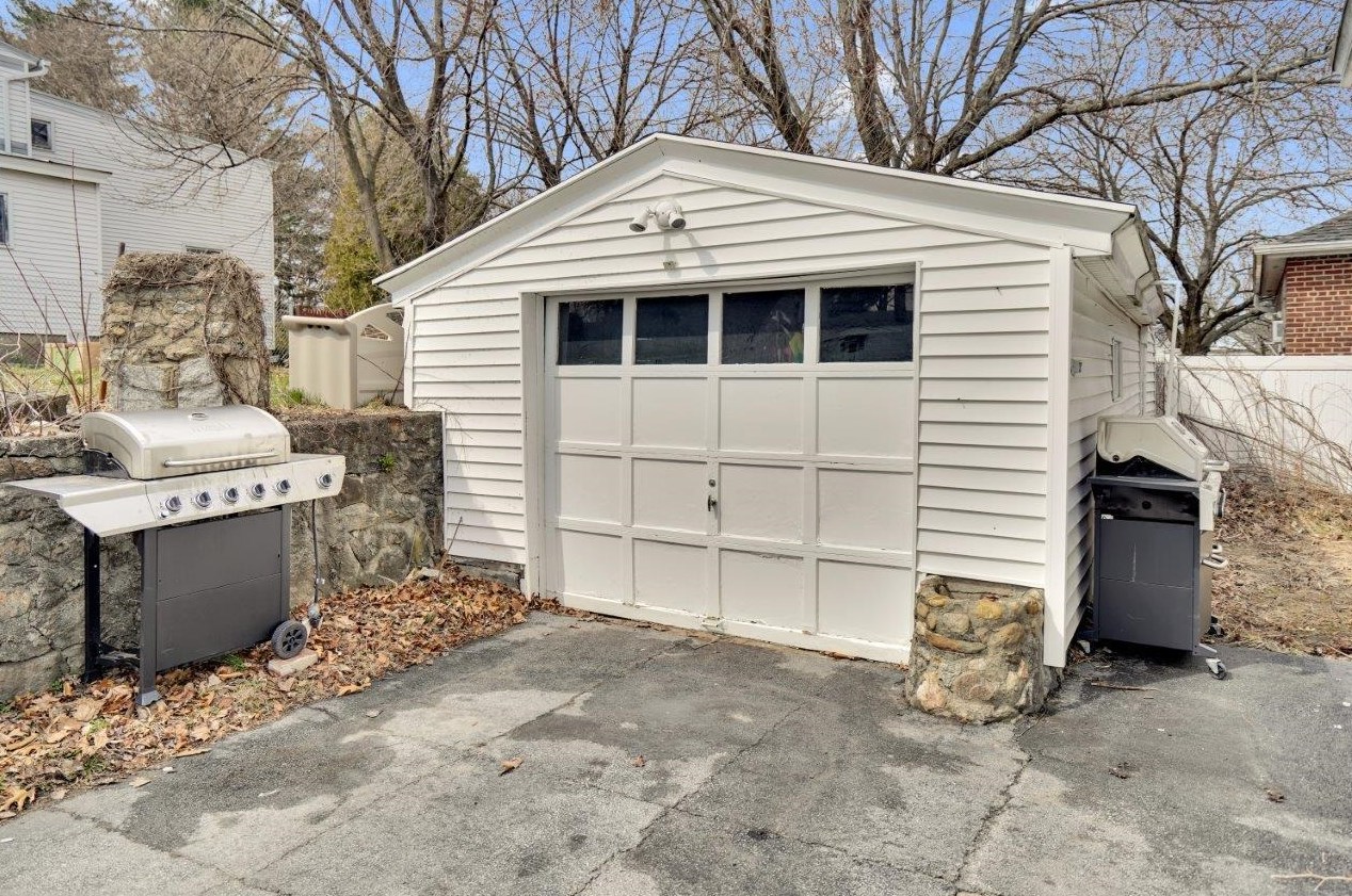 44 Cypress St, Manchester NH  03103-3714 exterior