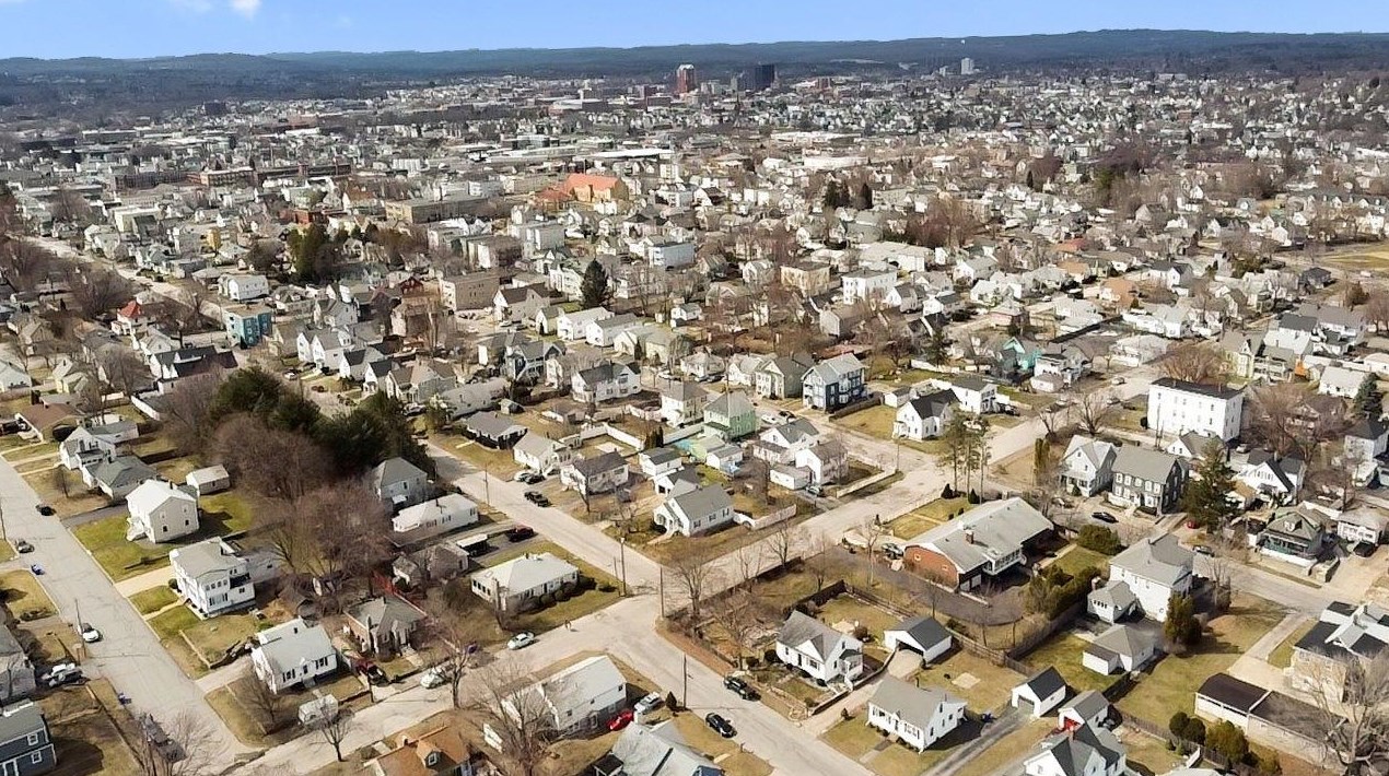 44 Cypress St, Manchester NH  03103-3714 exterior