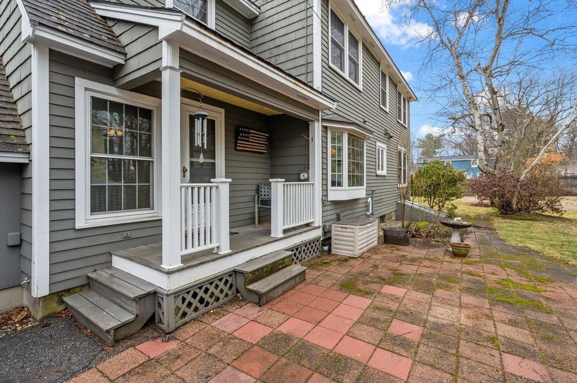 8 Fairhaven Rd, Nashua, NH 03060