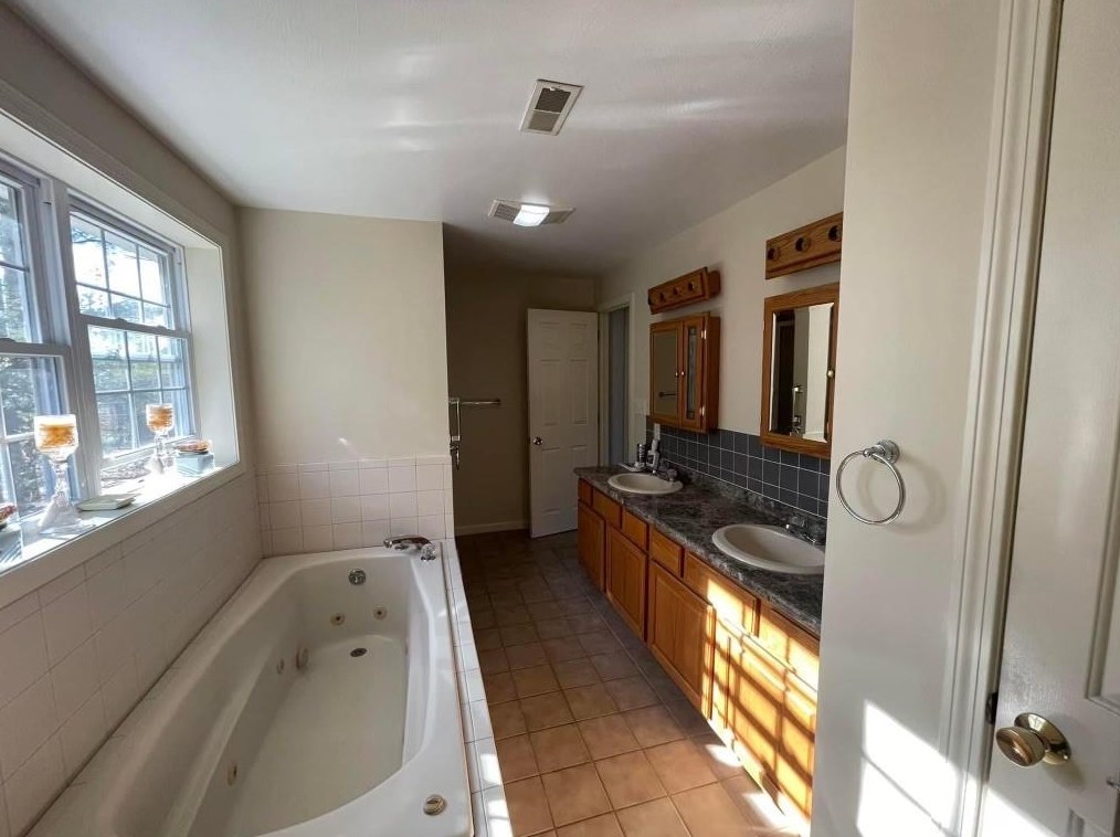 5 Hancock Dr, Londonderry, NH 03053