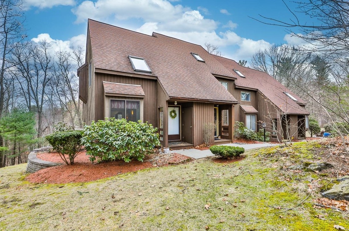 17 Silverton Dr, Nashua, NH 03062
