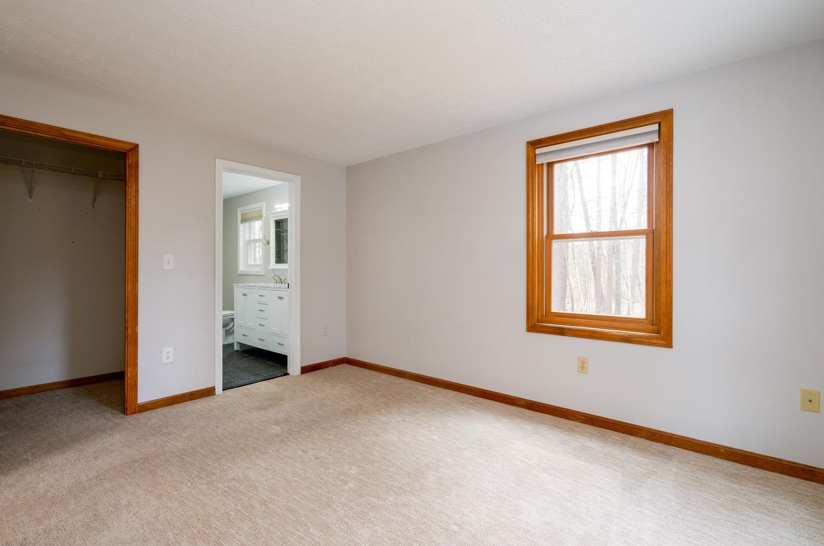 23 Nathaniel Dr, Hudson NH  03051-5075 exterior