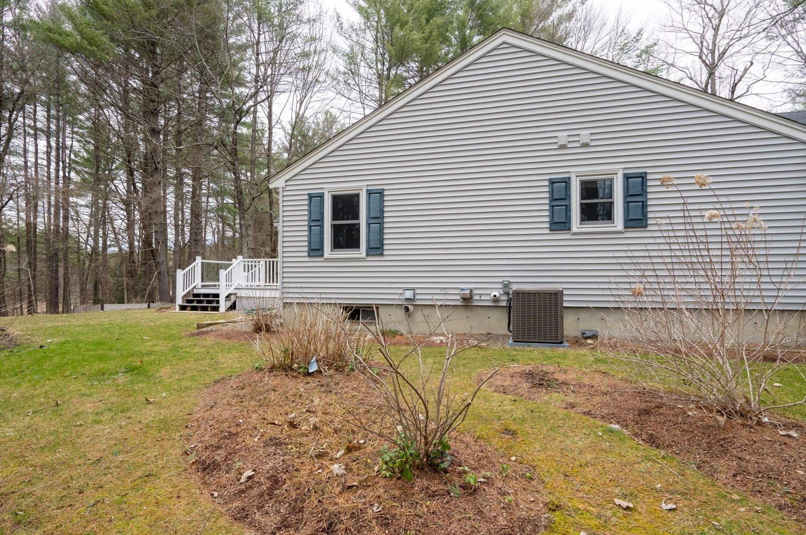 23 Nathaniel Dr, Hudson NH  03051-5075 exterior