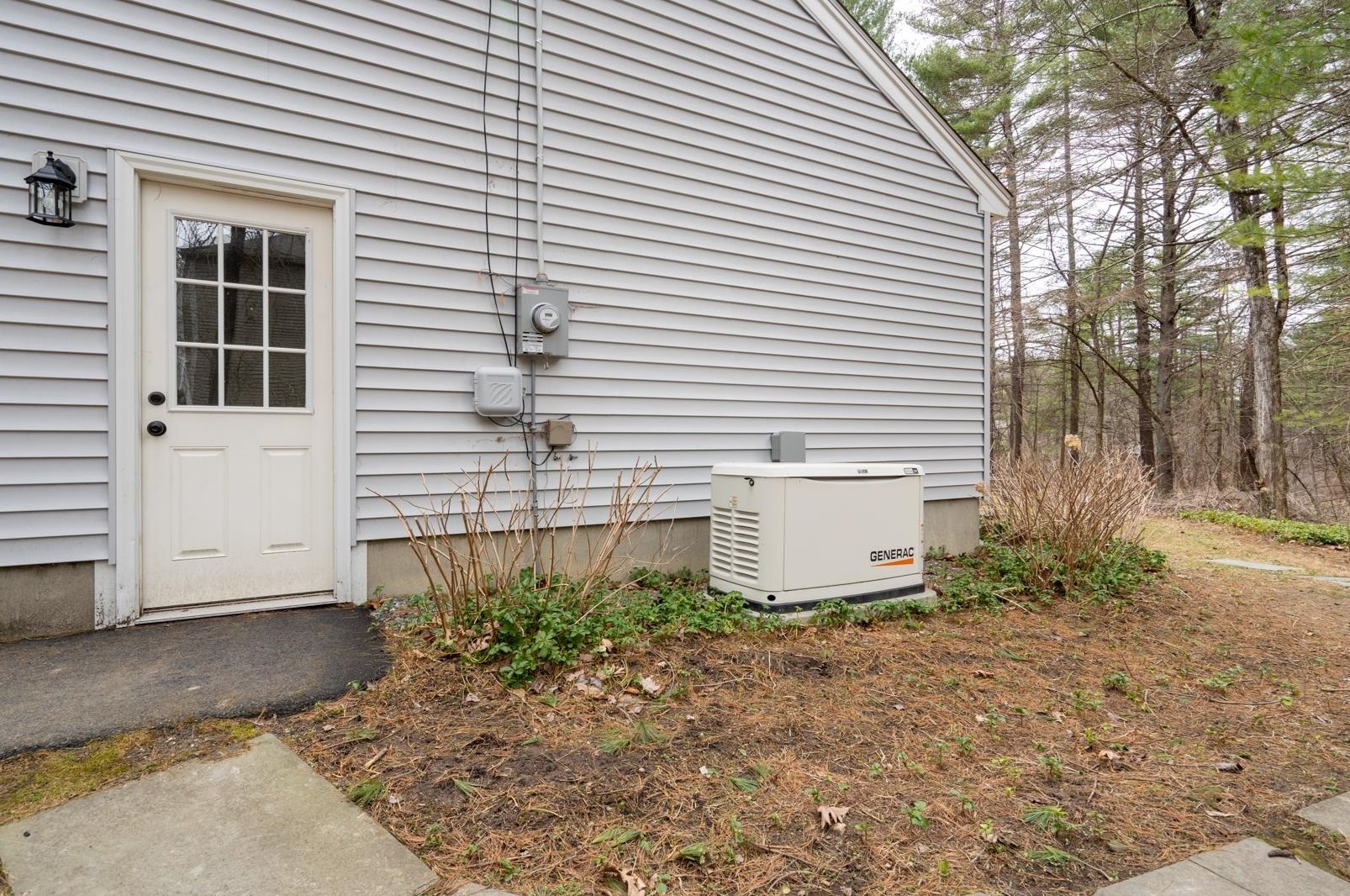 23 Nathaniel Dr, Hudson NH  03051-5075 exterior