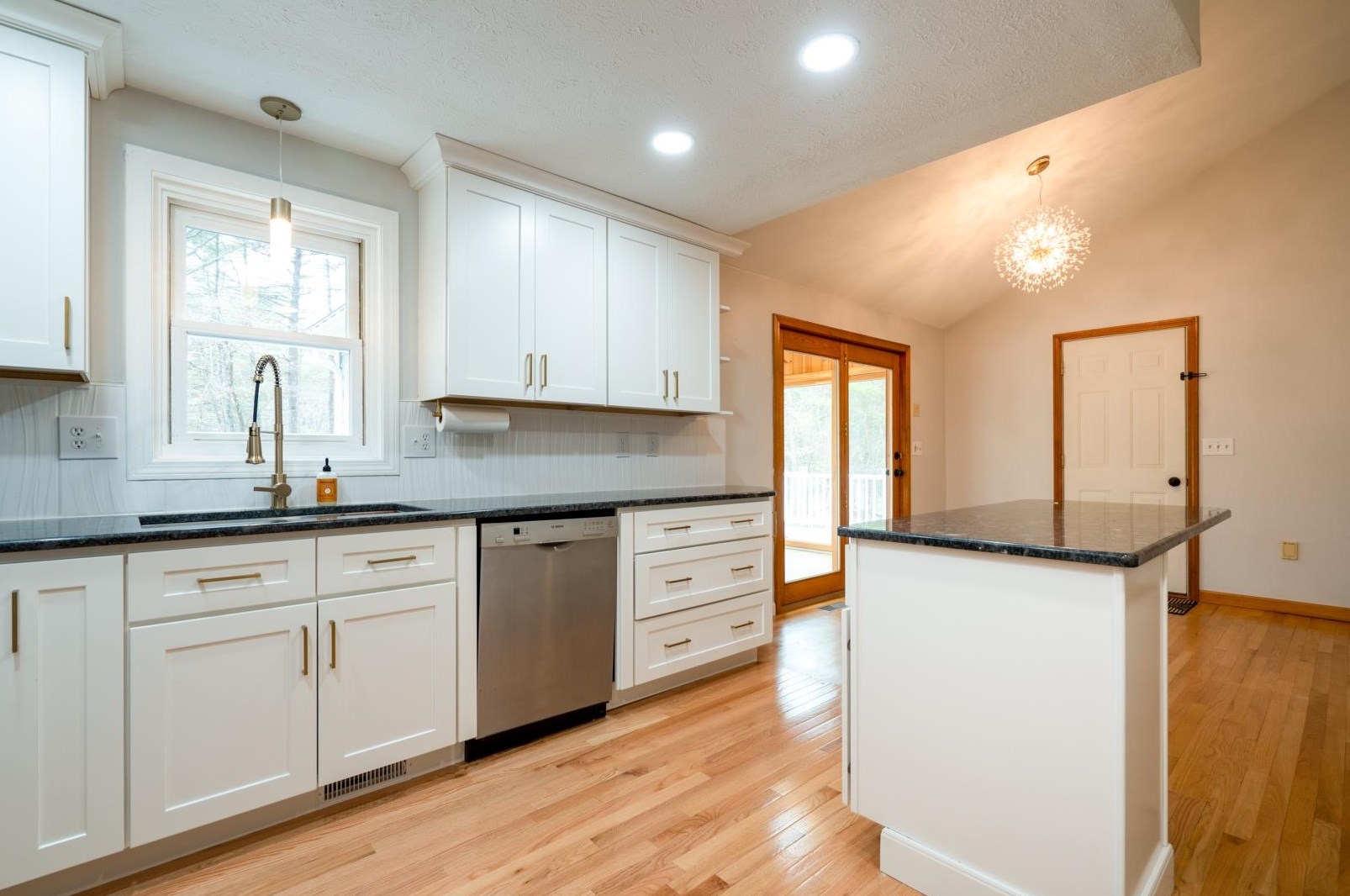 23 Nathaniel Dr, Hudson NH  03051-5075 exterior
