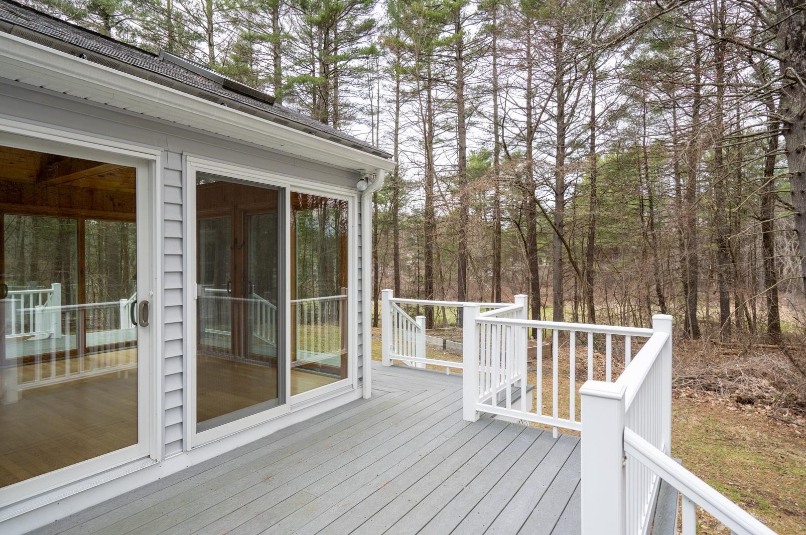 23 Nathaniel Dr, Hudson NH  03051-5075 exterior