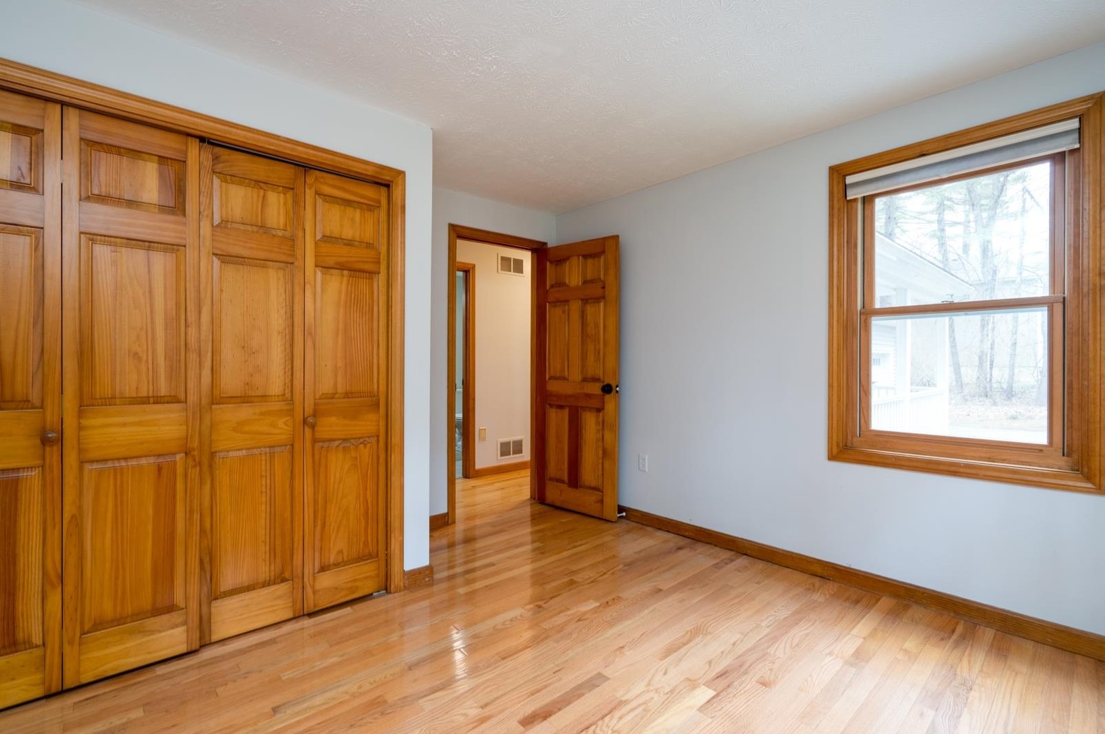 23 Nathaniel Dr, Hudson NH  03051-5075 exterior