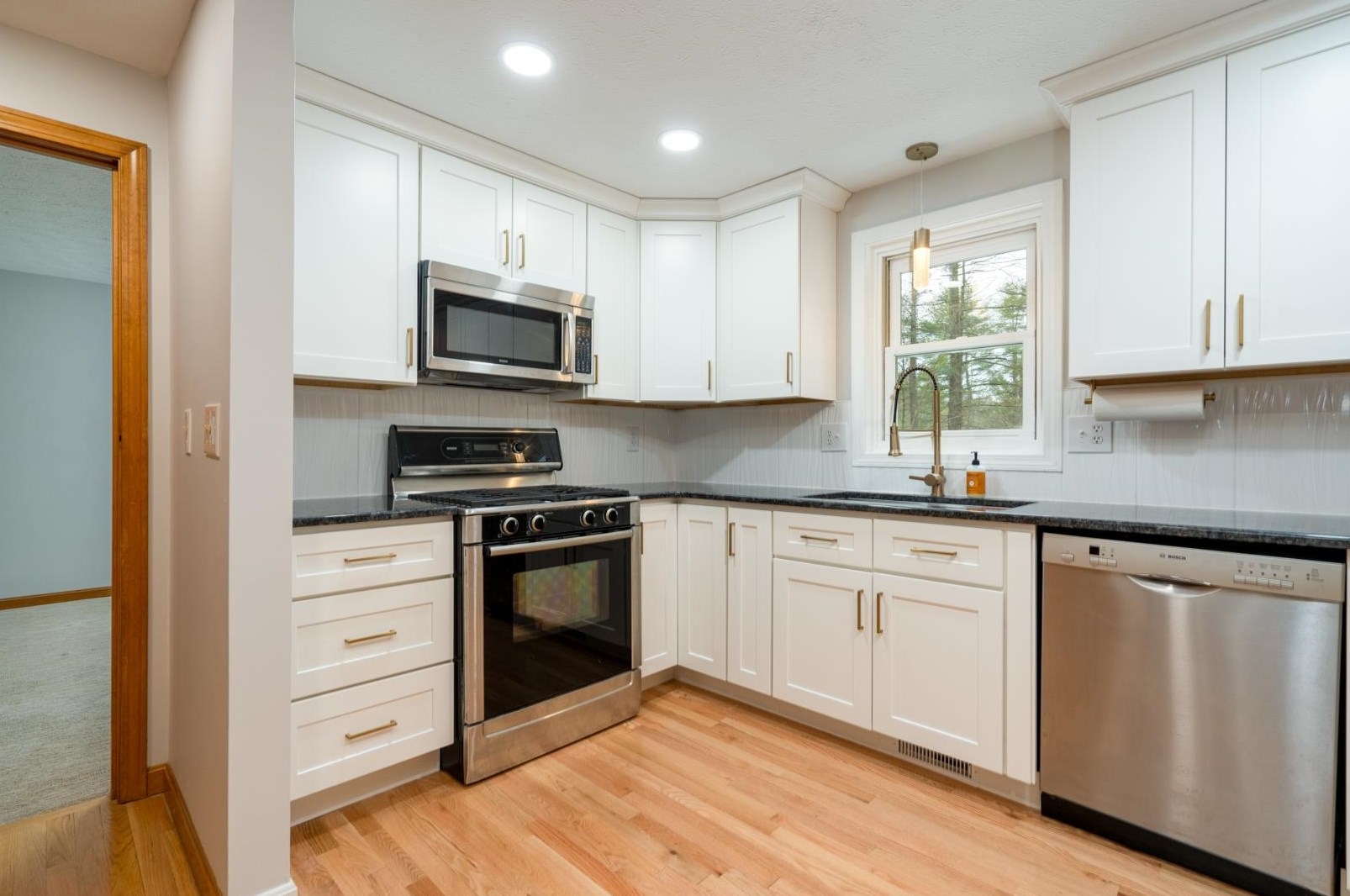 23 Nathaniel Dr, Hudson NH  03051-5075 exterior