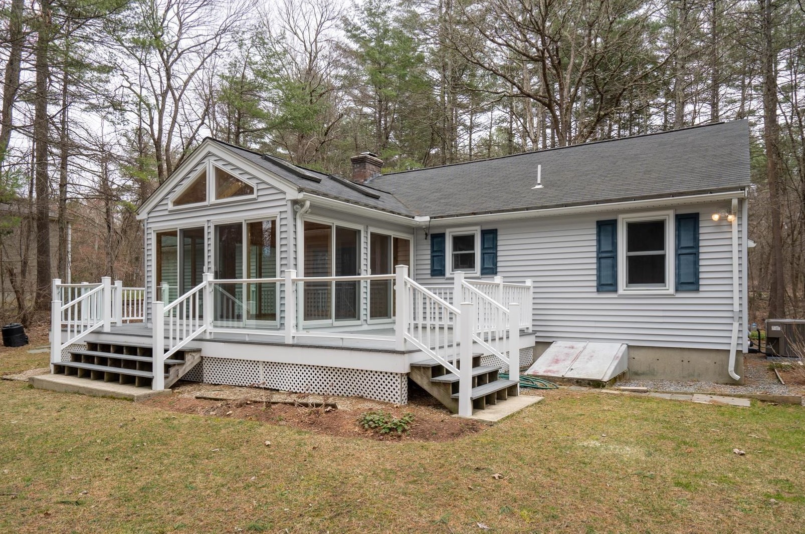 23 Nathaniel Dr, Hudson NH  03051-5075 exterior