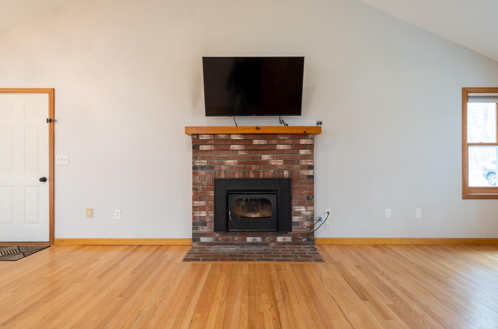 23 Nathaniel Dr, Hudson NH  03051-5075 exterior