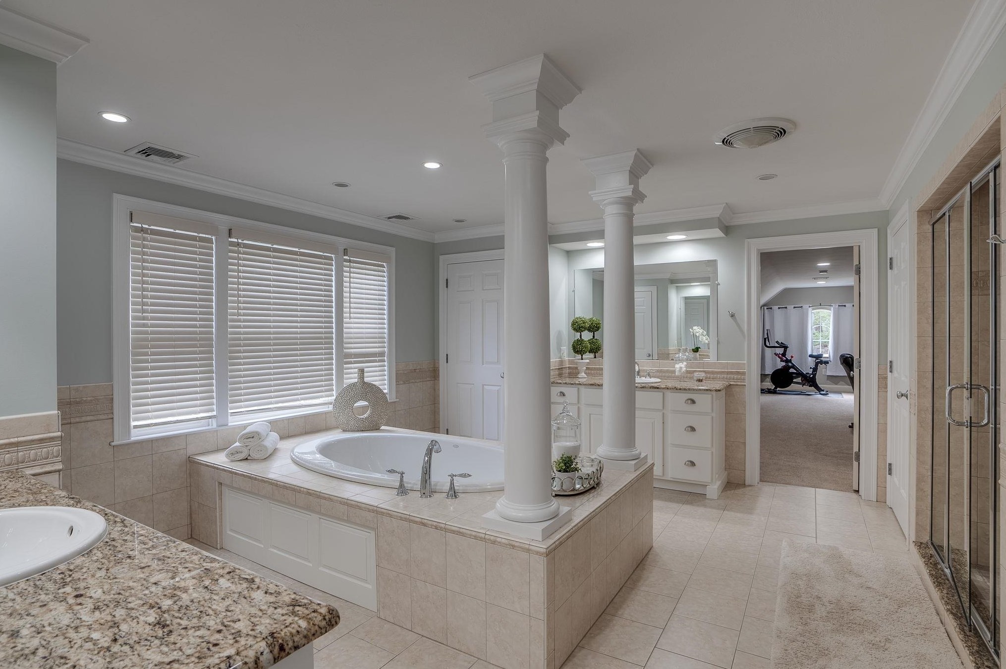 78 Rolling Woods Dr, Manchester NH  03110-4540 exterior