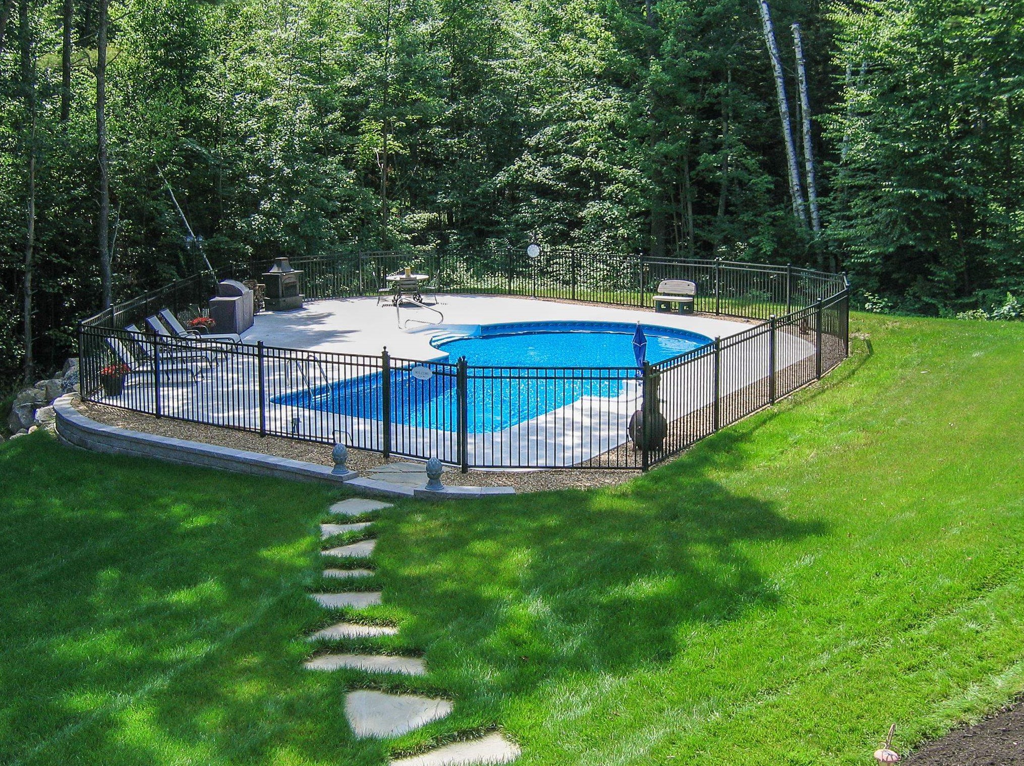 78 Rolling Woods Dr, Manchester NH  03110-4540 exterior