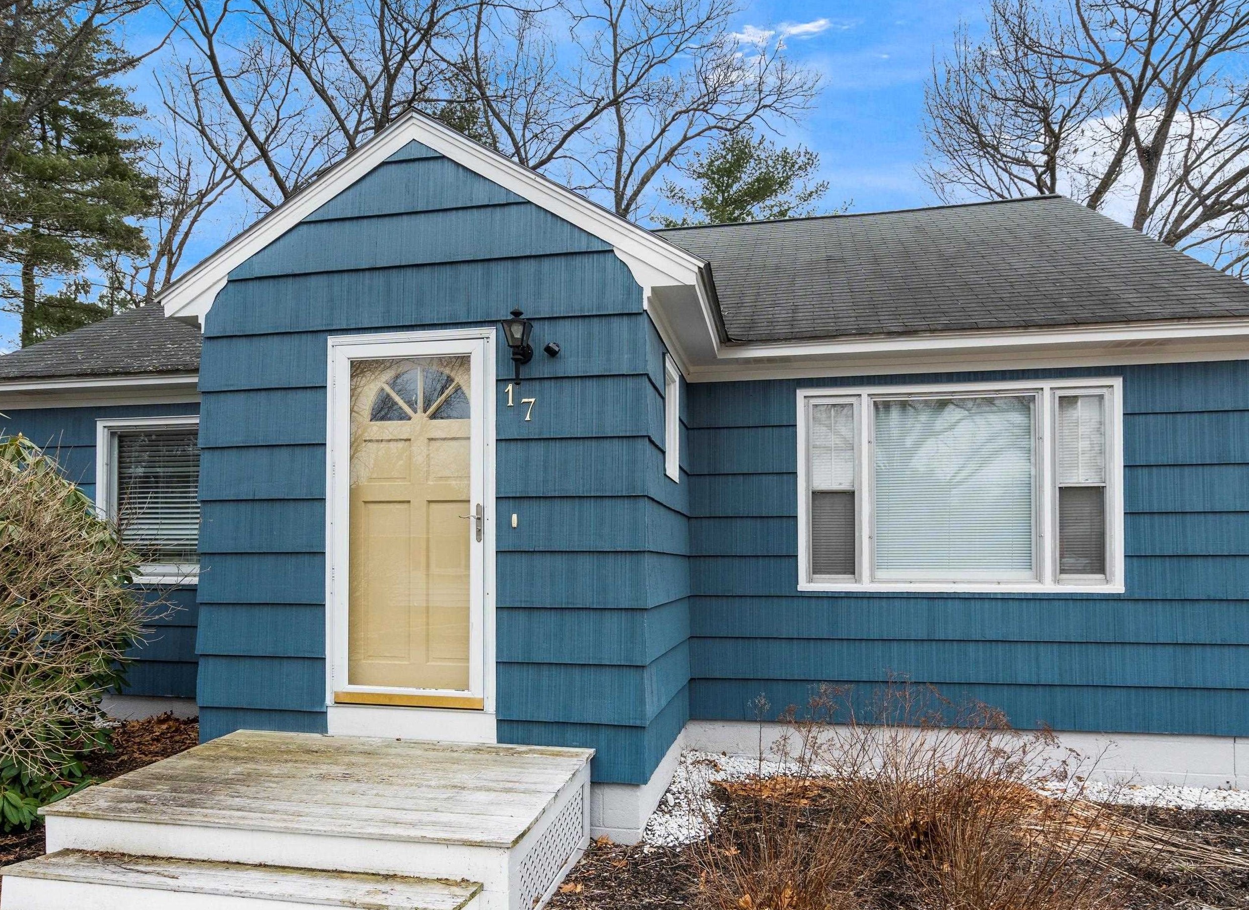 17 Seabee St, Manchester, NH 03110-6460