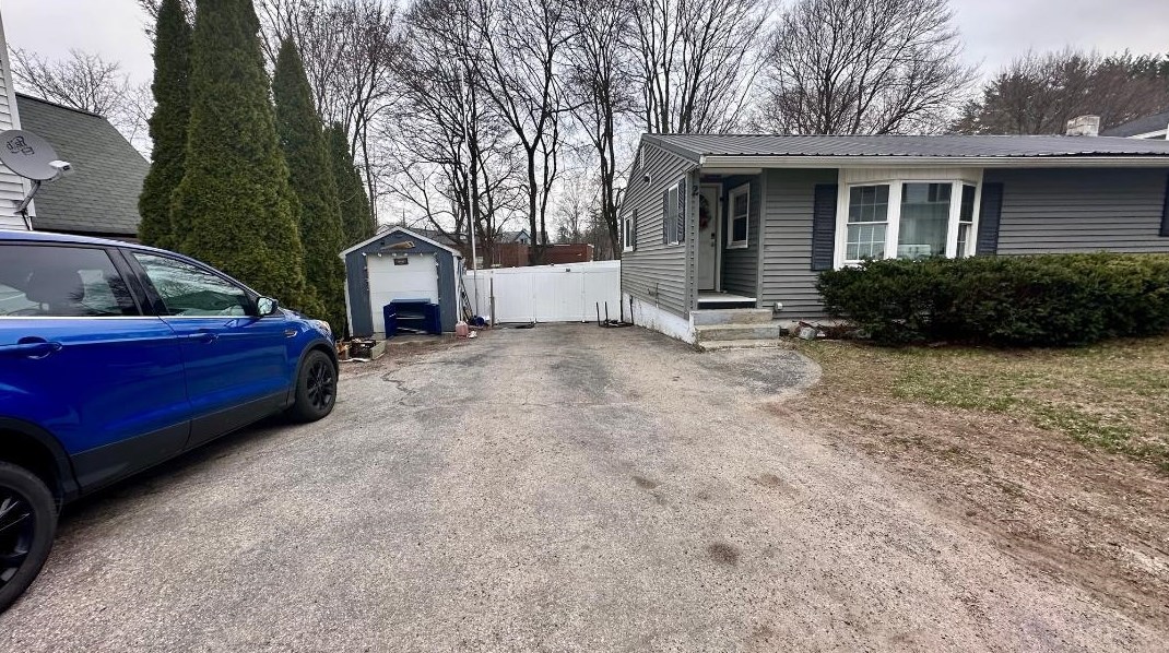 2 Orchard St, Raymond, NH 03077