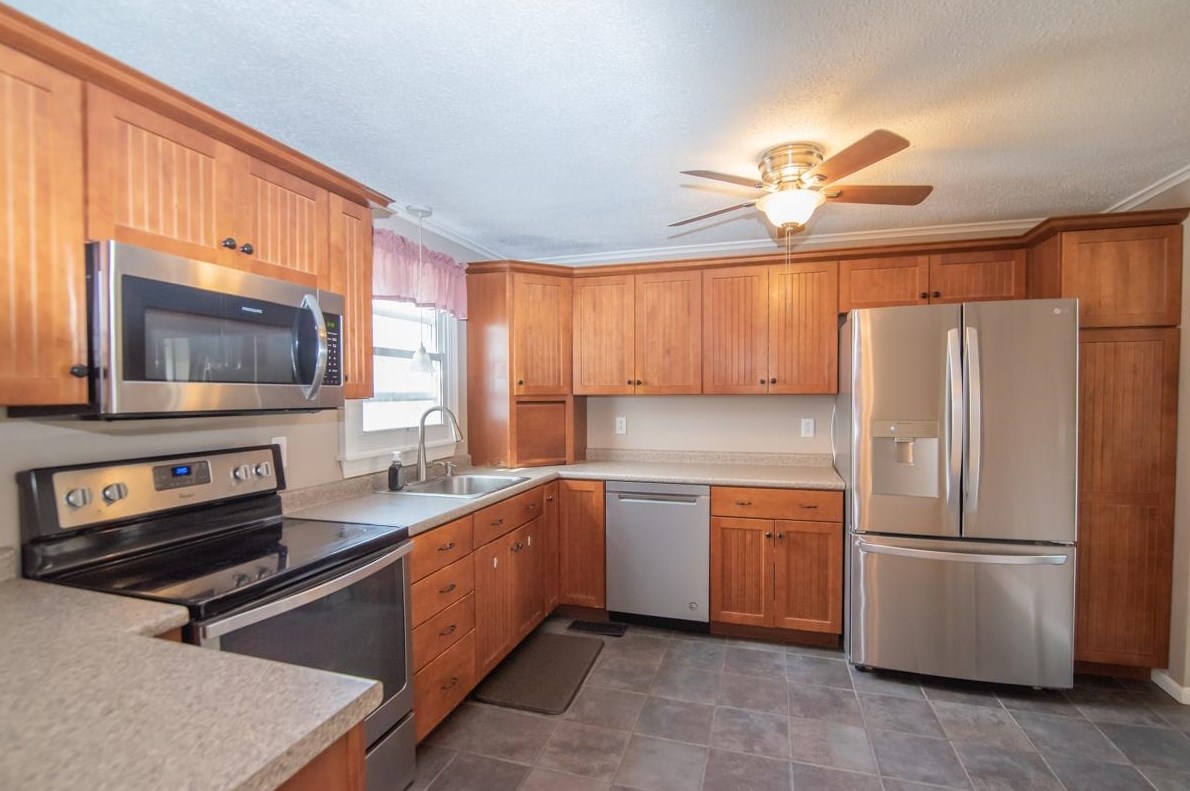 13 Harvey Rd, Londonderry, NH 03053