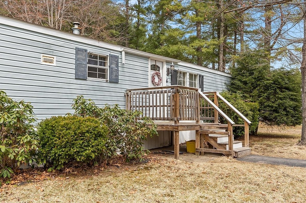 6 Saturn Ln, Nashua, NH 03062