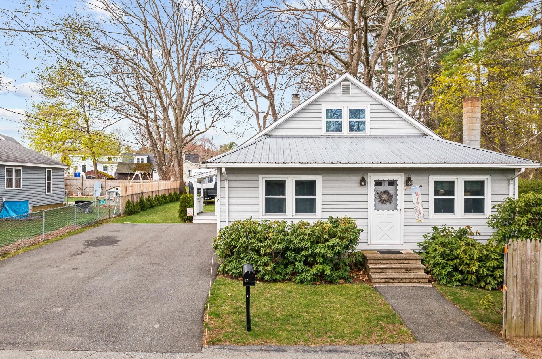 12 Pinedale St, Hudson, NH 03051