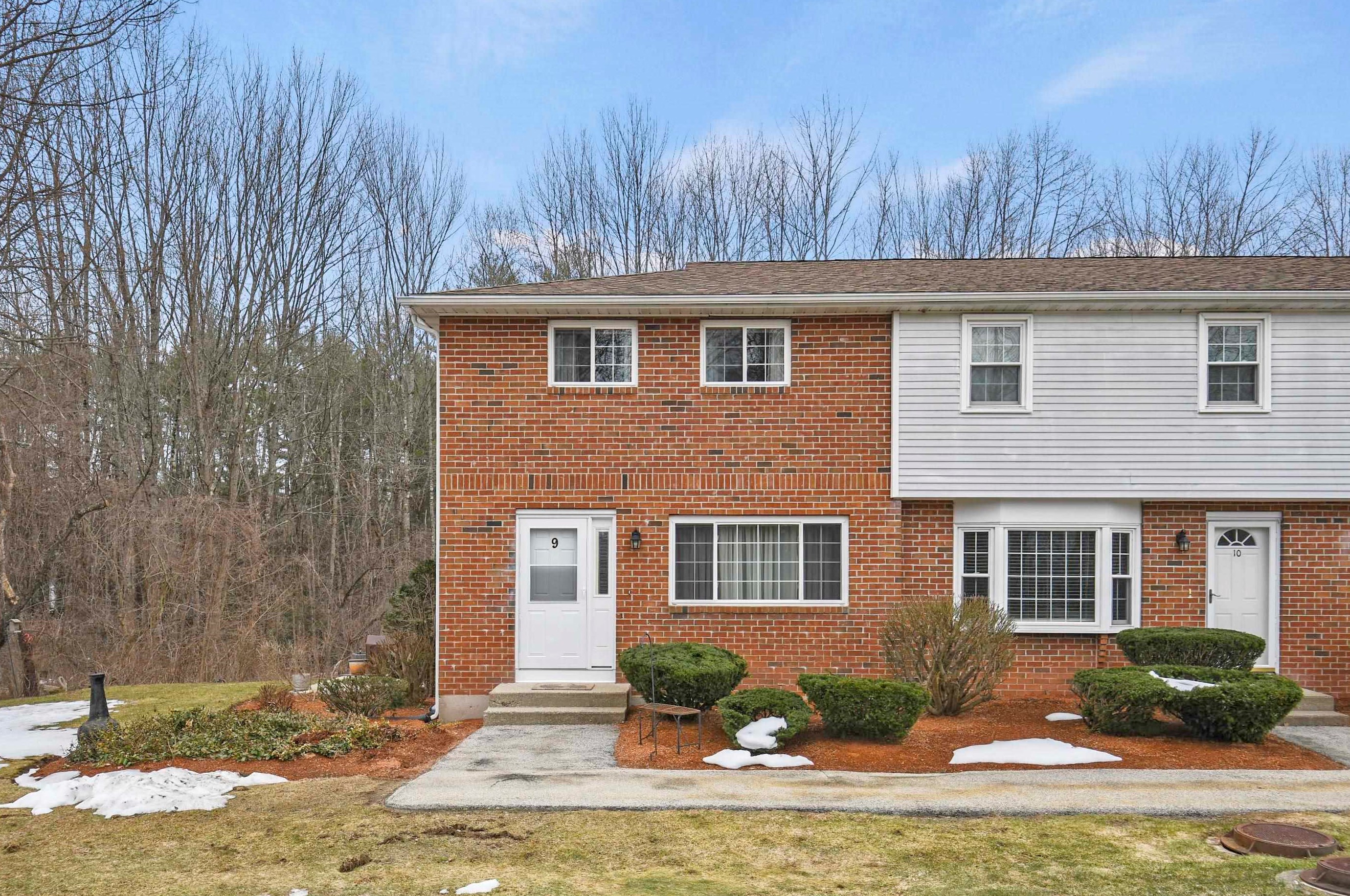 9 Oakridge Dr, Londonderry, NH 03053