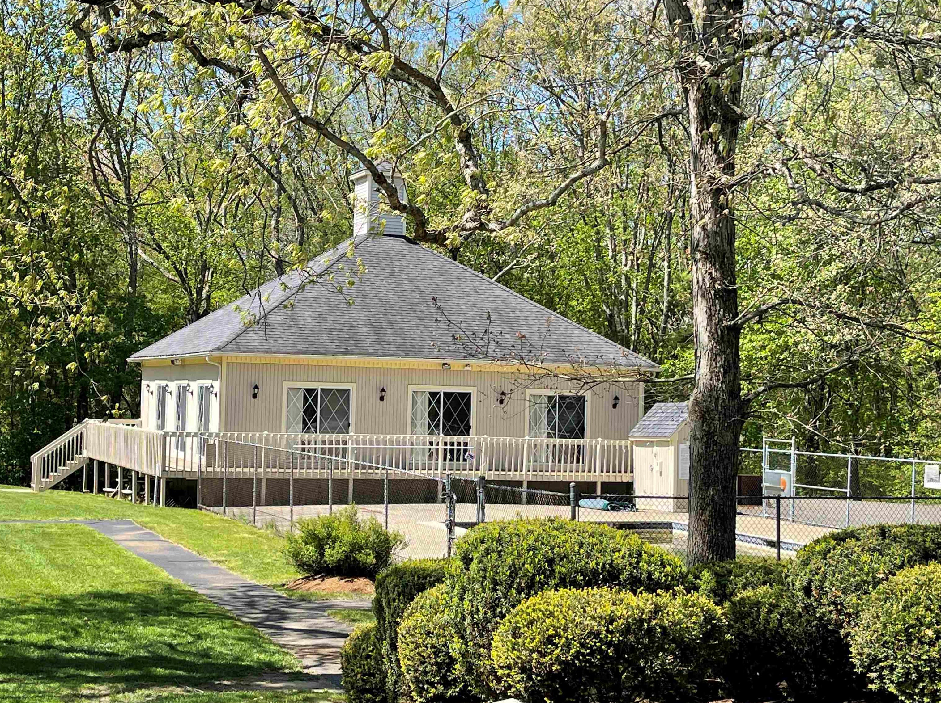 8 Burberry Ct, Merrimack NH exterior