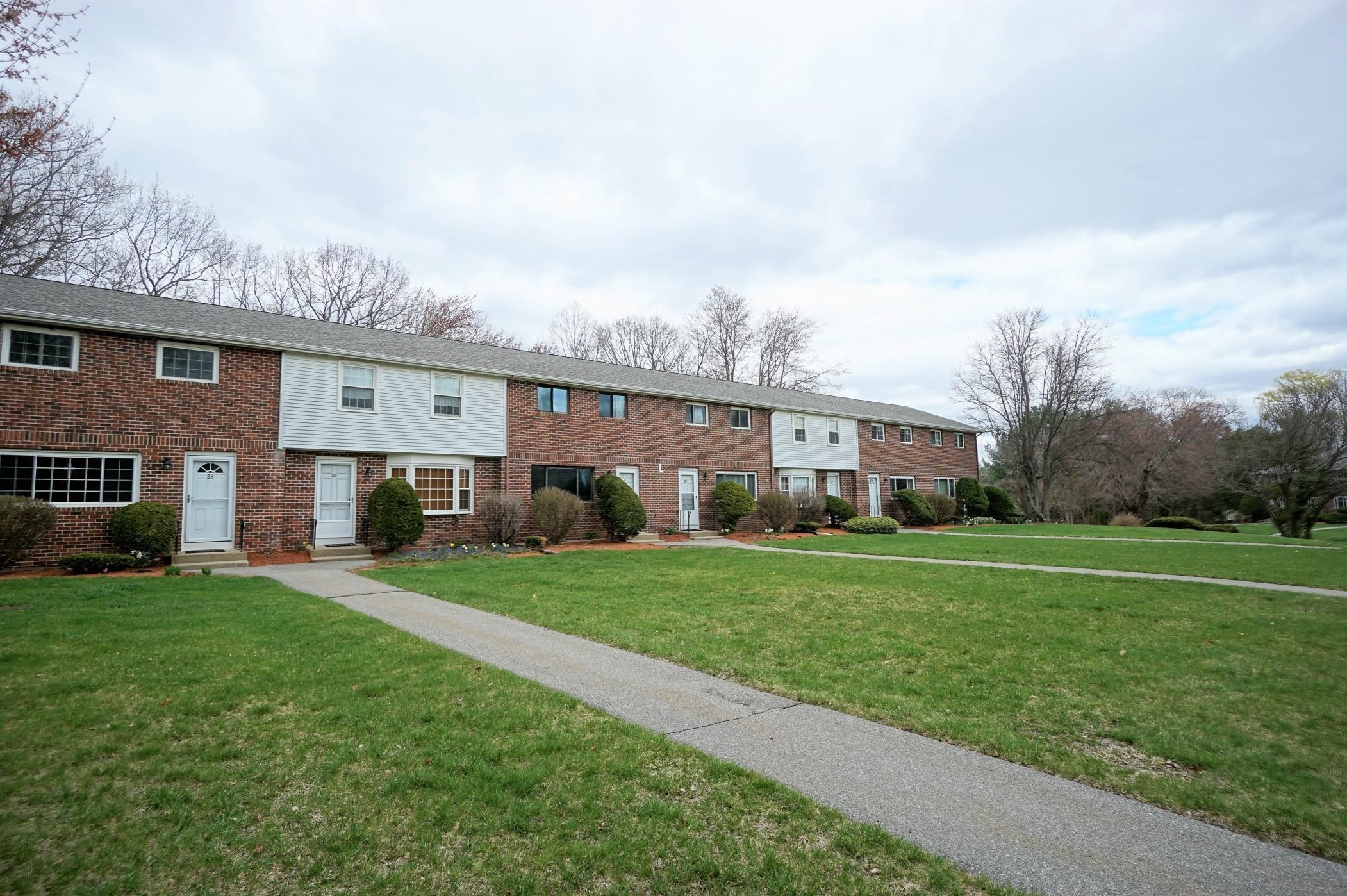 89 Oakridge Dr, Londonderry, NH 03053