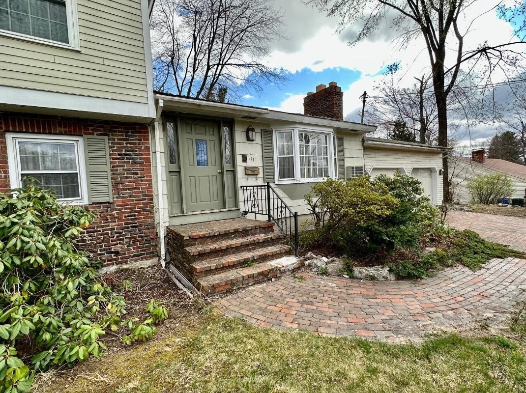 111 Paquette Ave, Manchester, NH 03104
