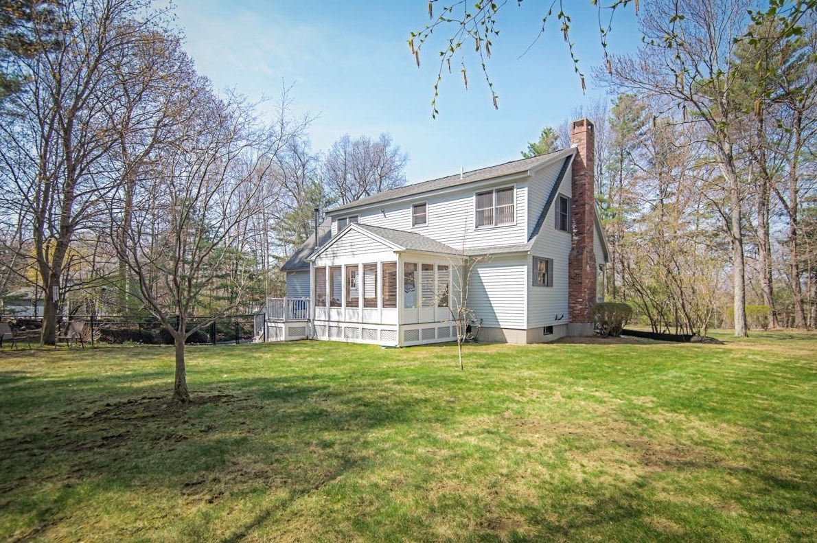 10 Applewood Rd, Pelham, NH 03076