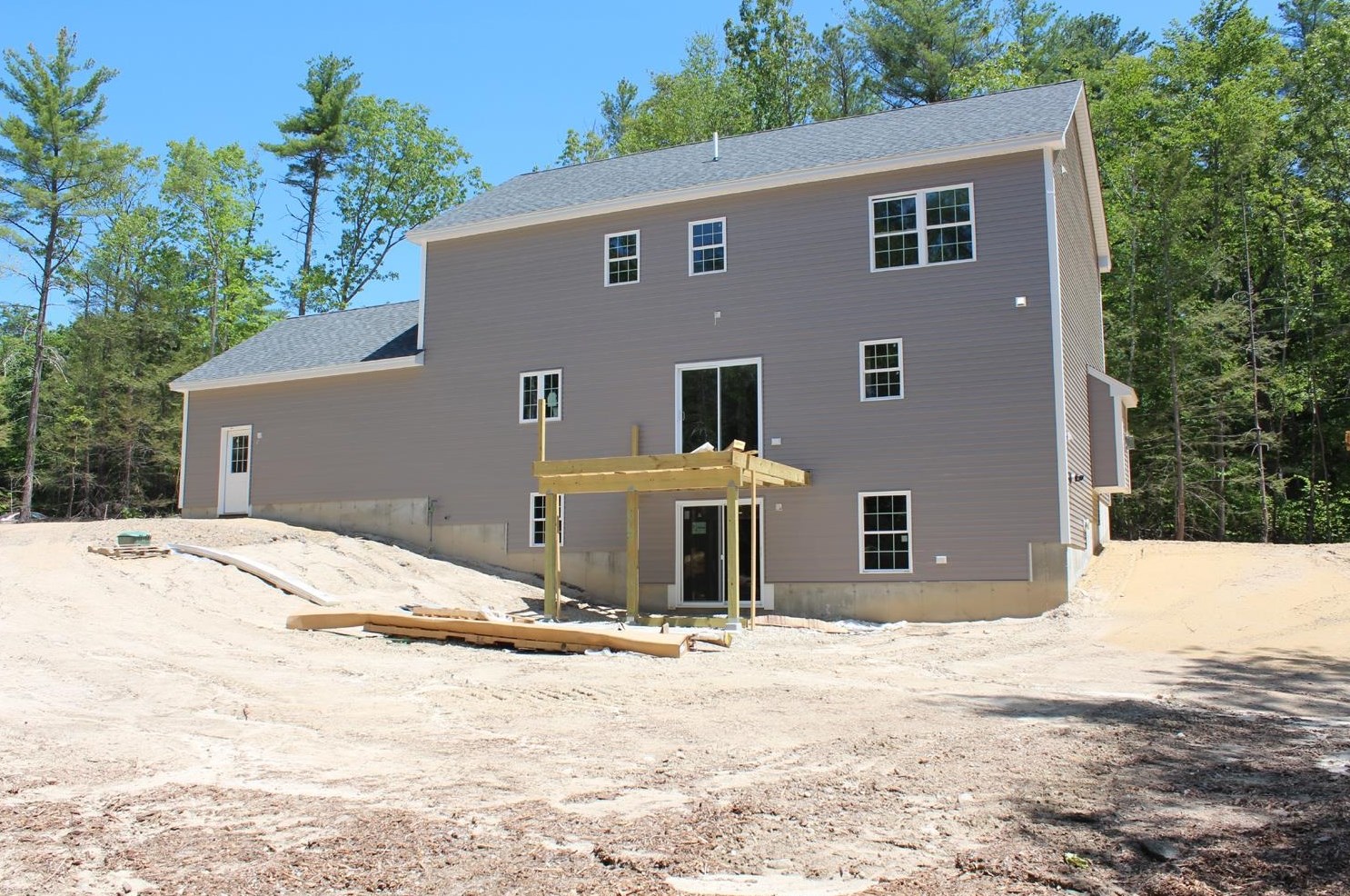 697 Candia Rd, Chester, NH 03036