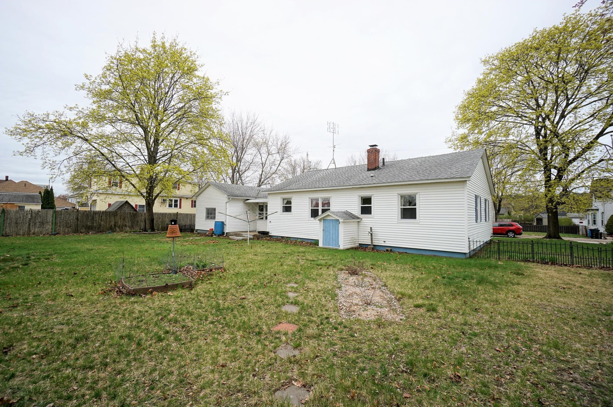 125 Edmond St, Manchester, NH 03102-1446