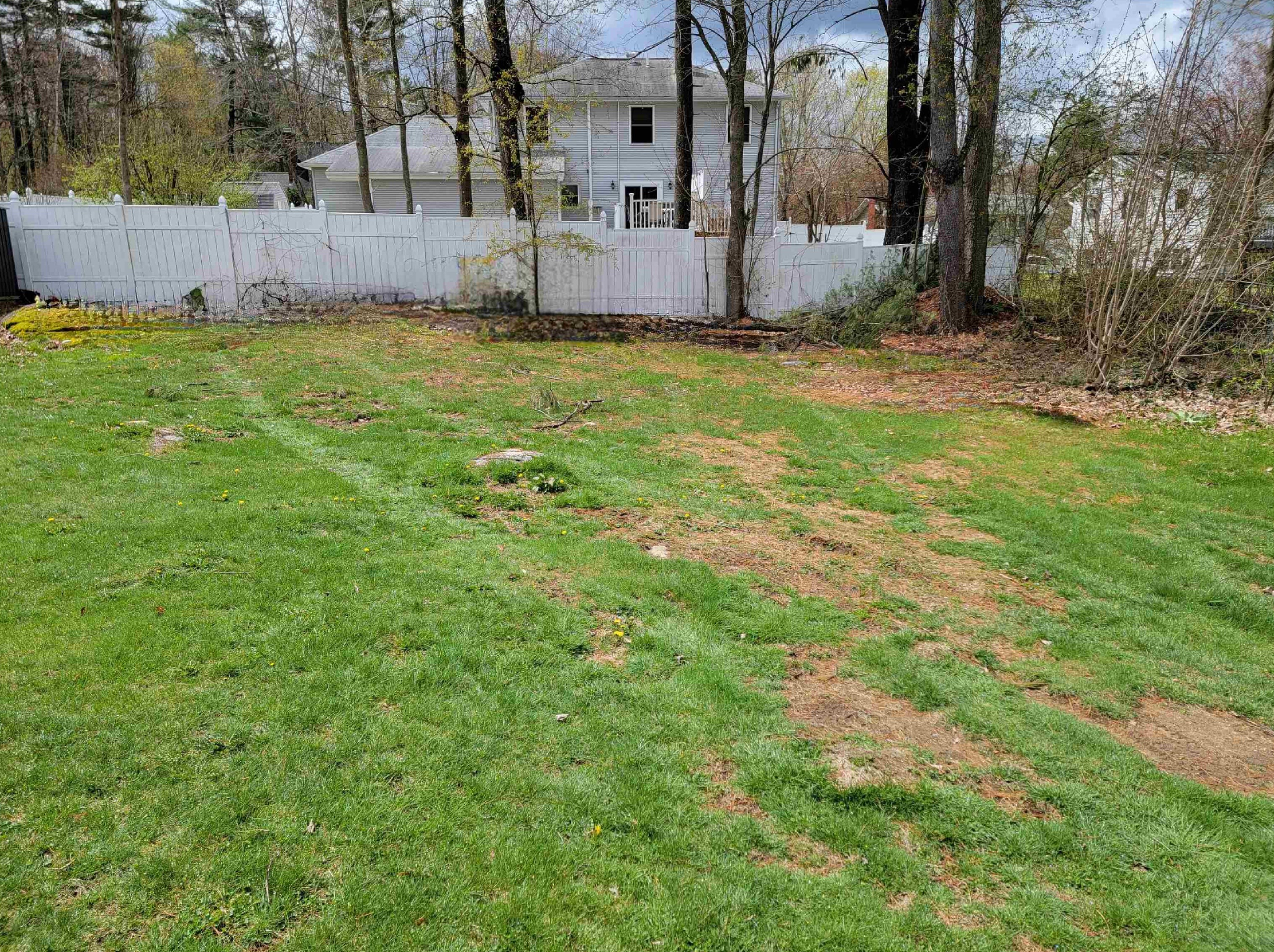 9 Pleasant View Dr, Manchester NH  03106-1635 exterior