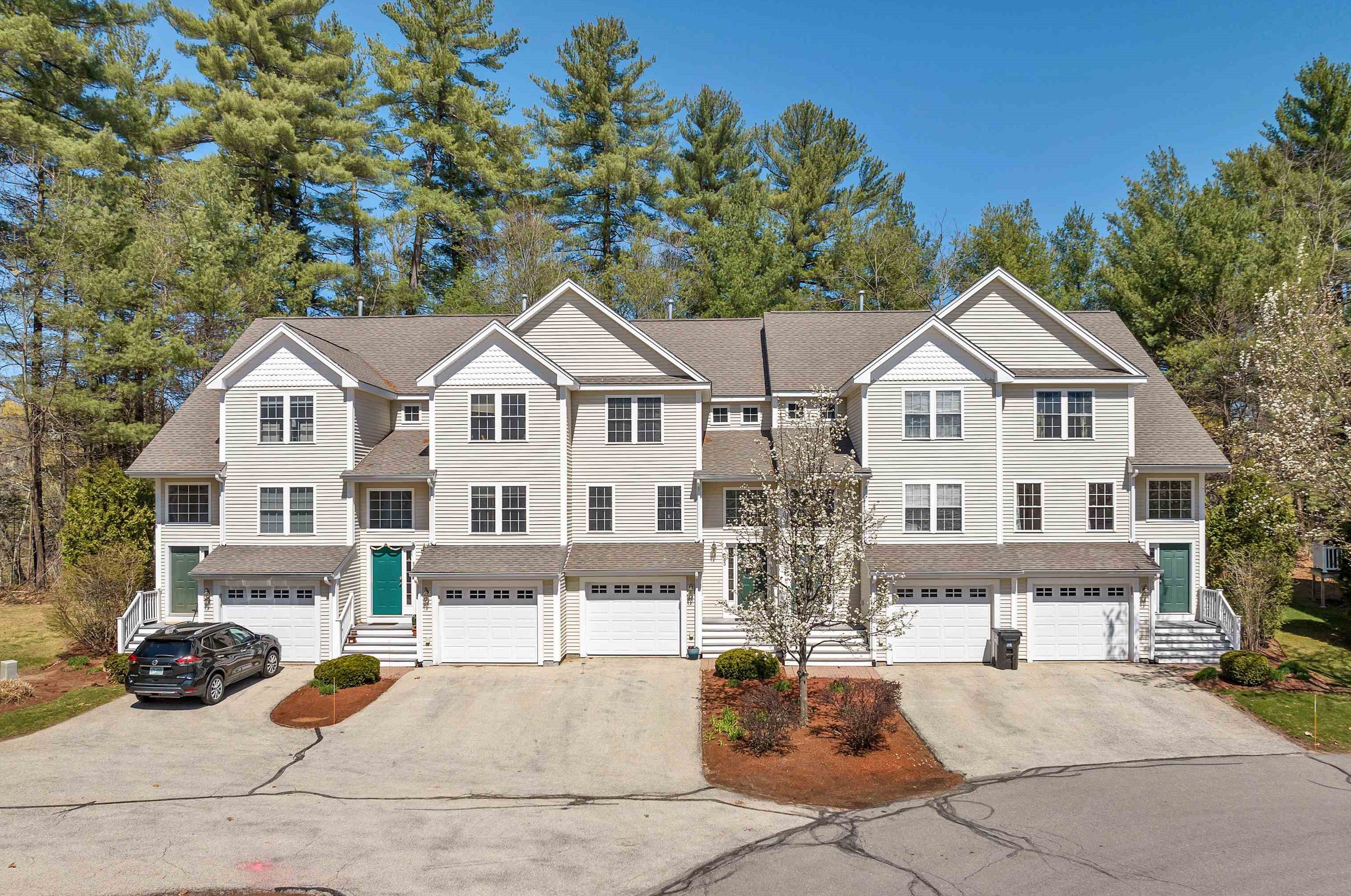 83 Barrington Ave, Nashua, NH 03062