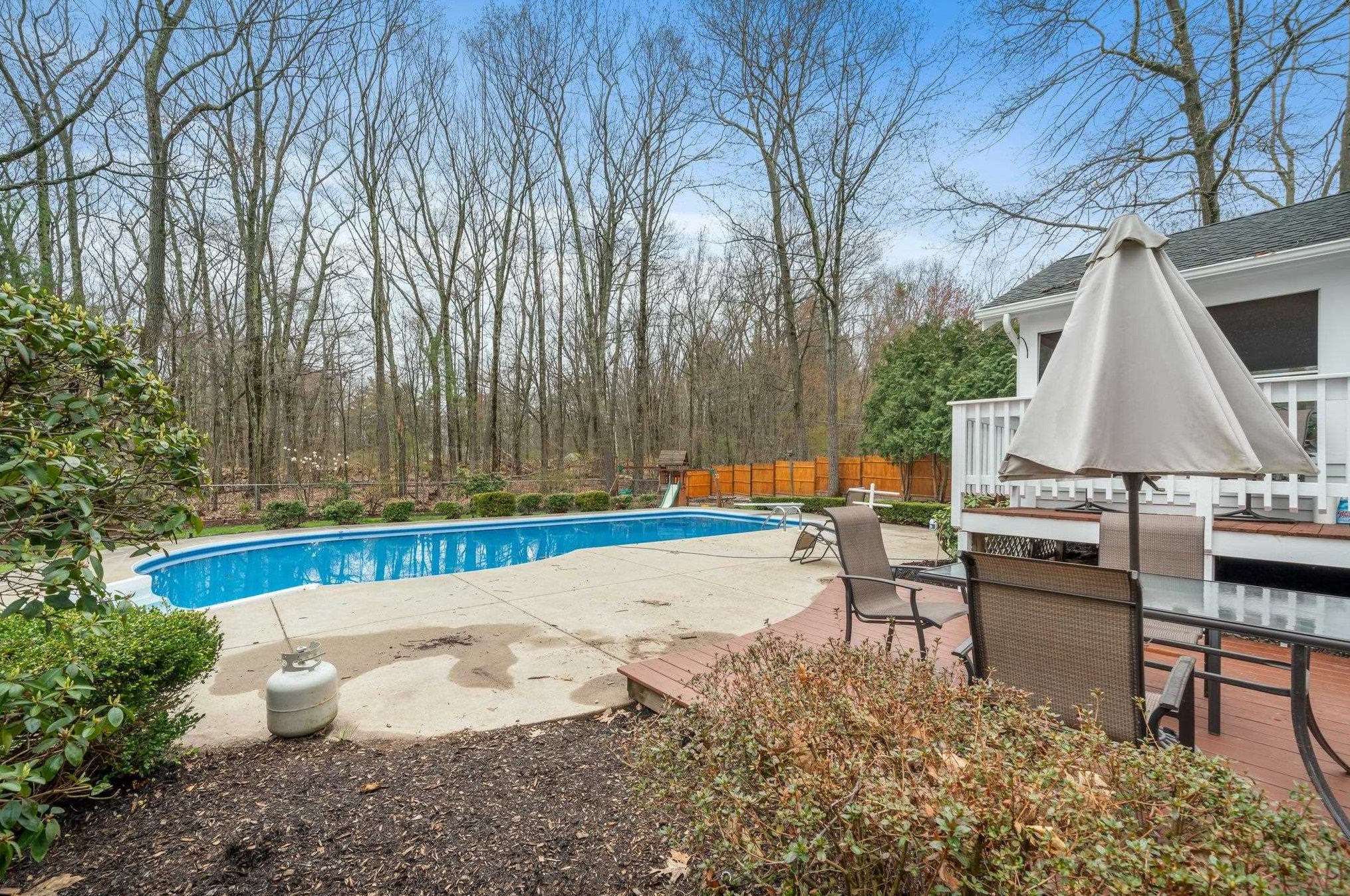 18 Julia Dr, Manchester NH  03106-2223 exterior