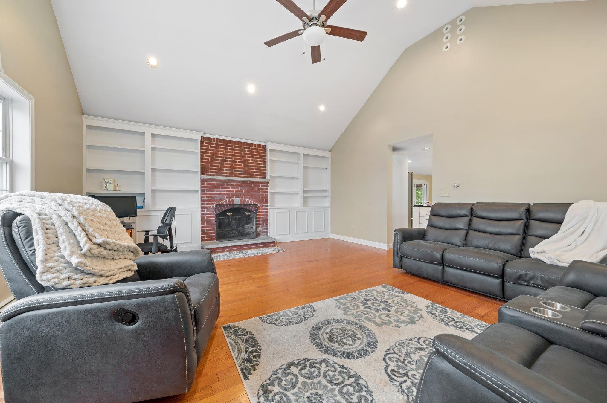 18 Julia Dr, Manchester NH  03106-2223 exterior