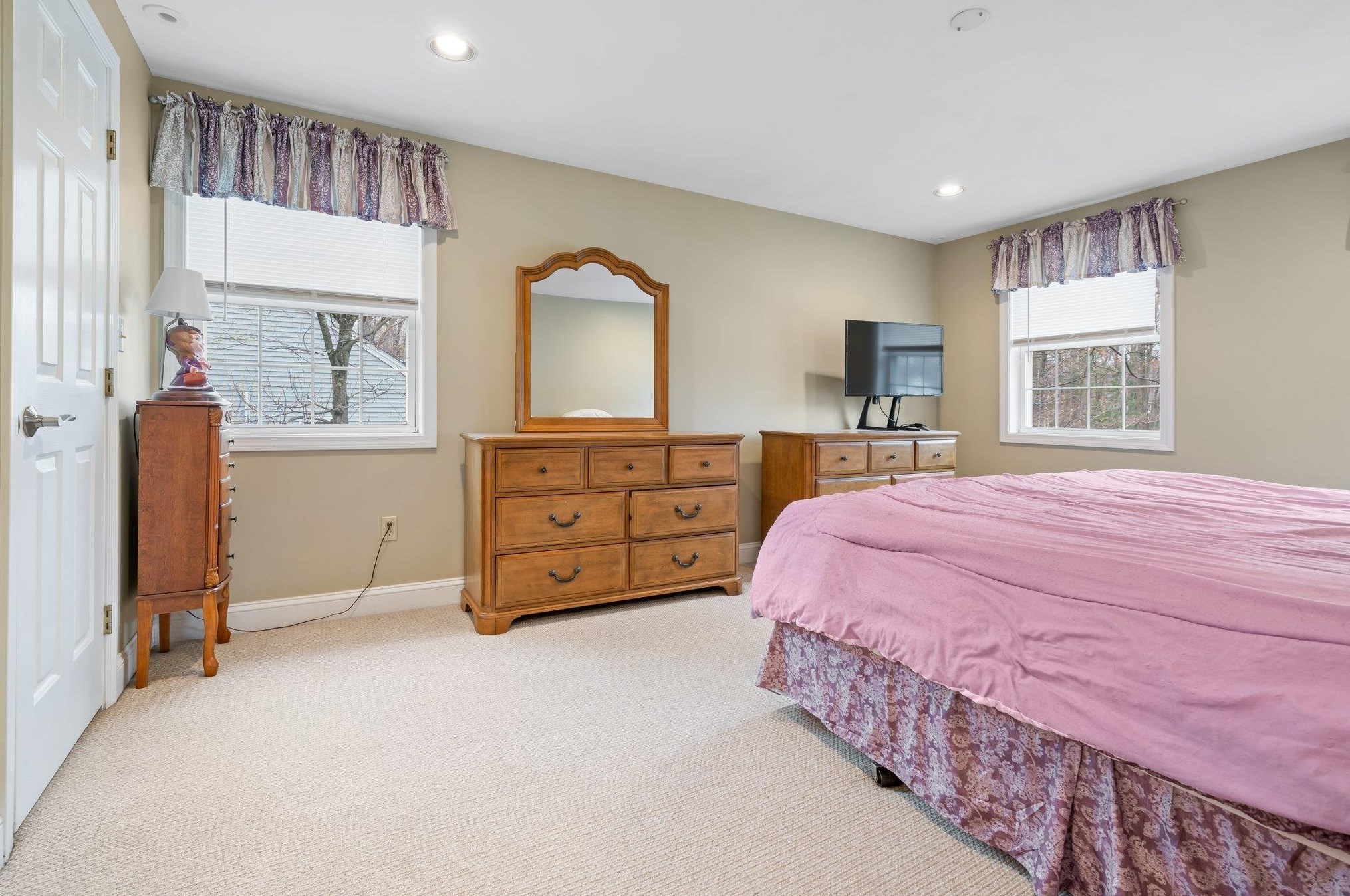 18 Julia Dr, Manchester NH  03106-2223 exterior