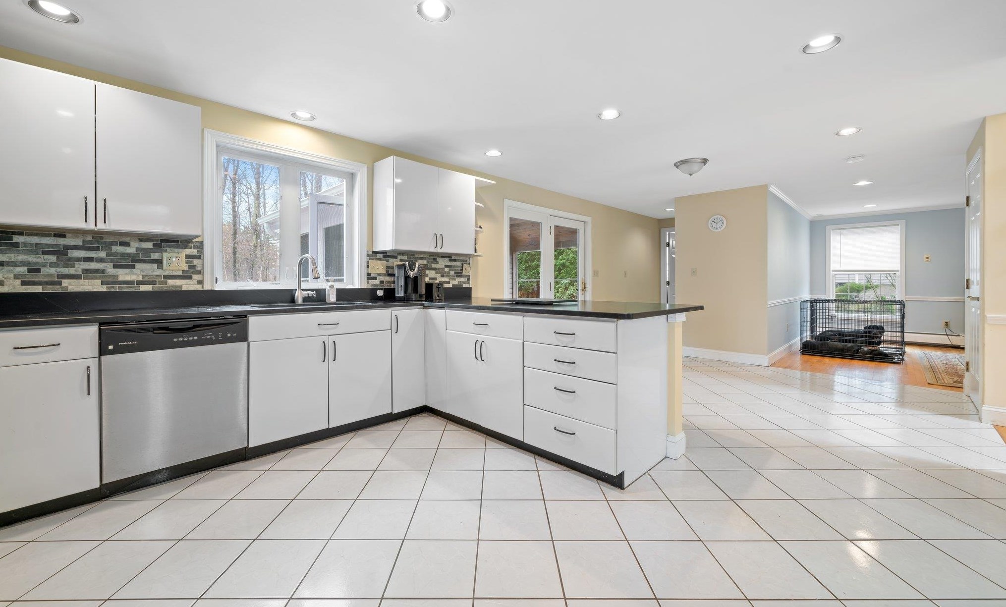 18 Julia Dr, Manchester NH  03106-2223 exterior