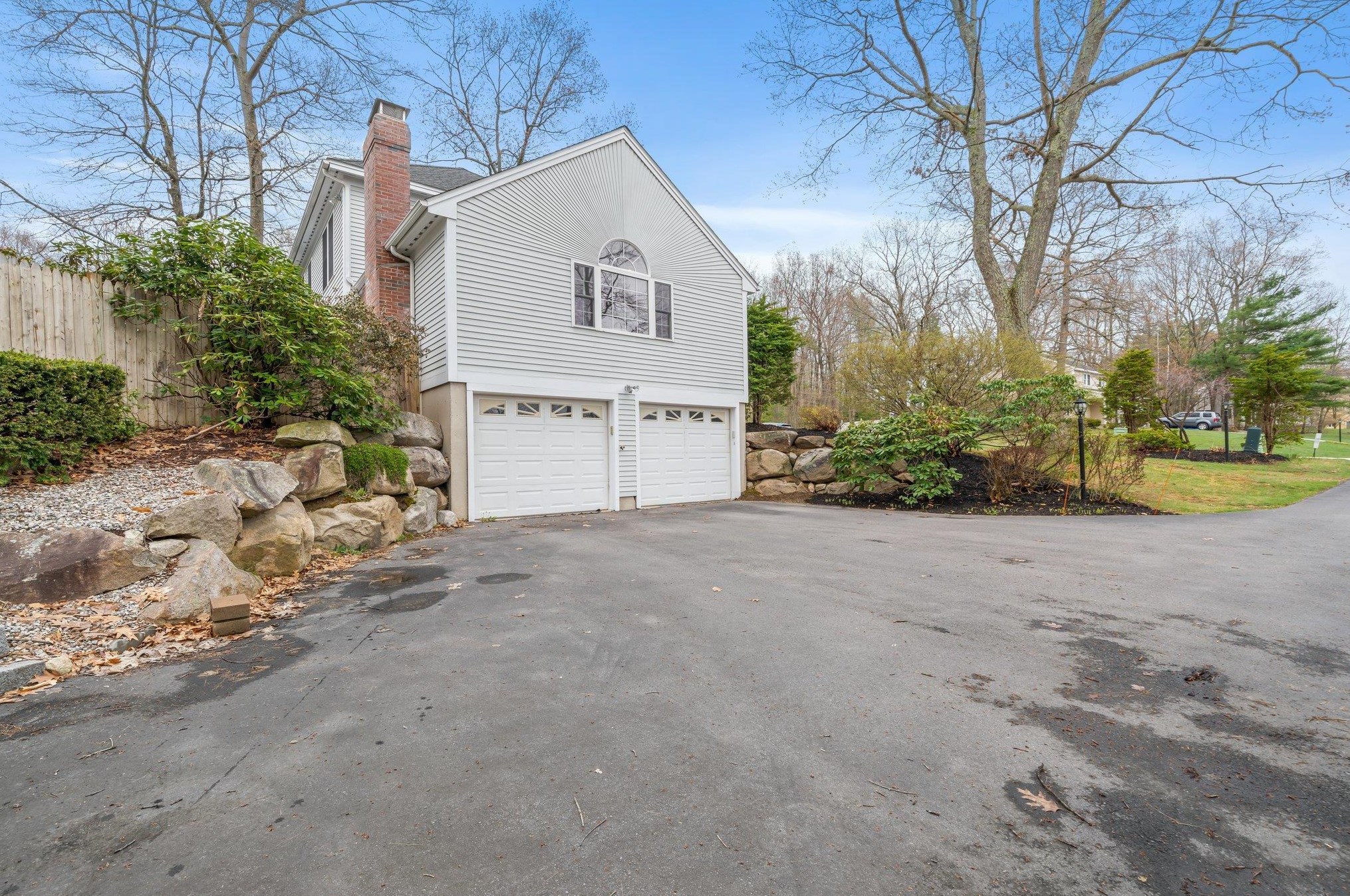 18 Julia Dr, Manchester NH  03106-2223 exterior