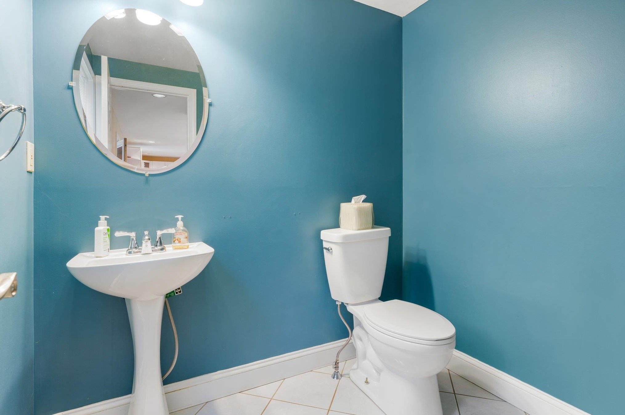 18 Julia Dr, Manchester NH  03106-2223 exterior