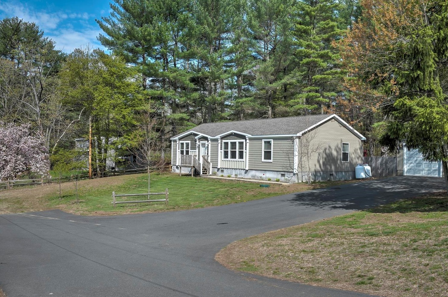 79 Meetinghouse Rd, Hinsdale, NH 03451